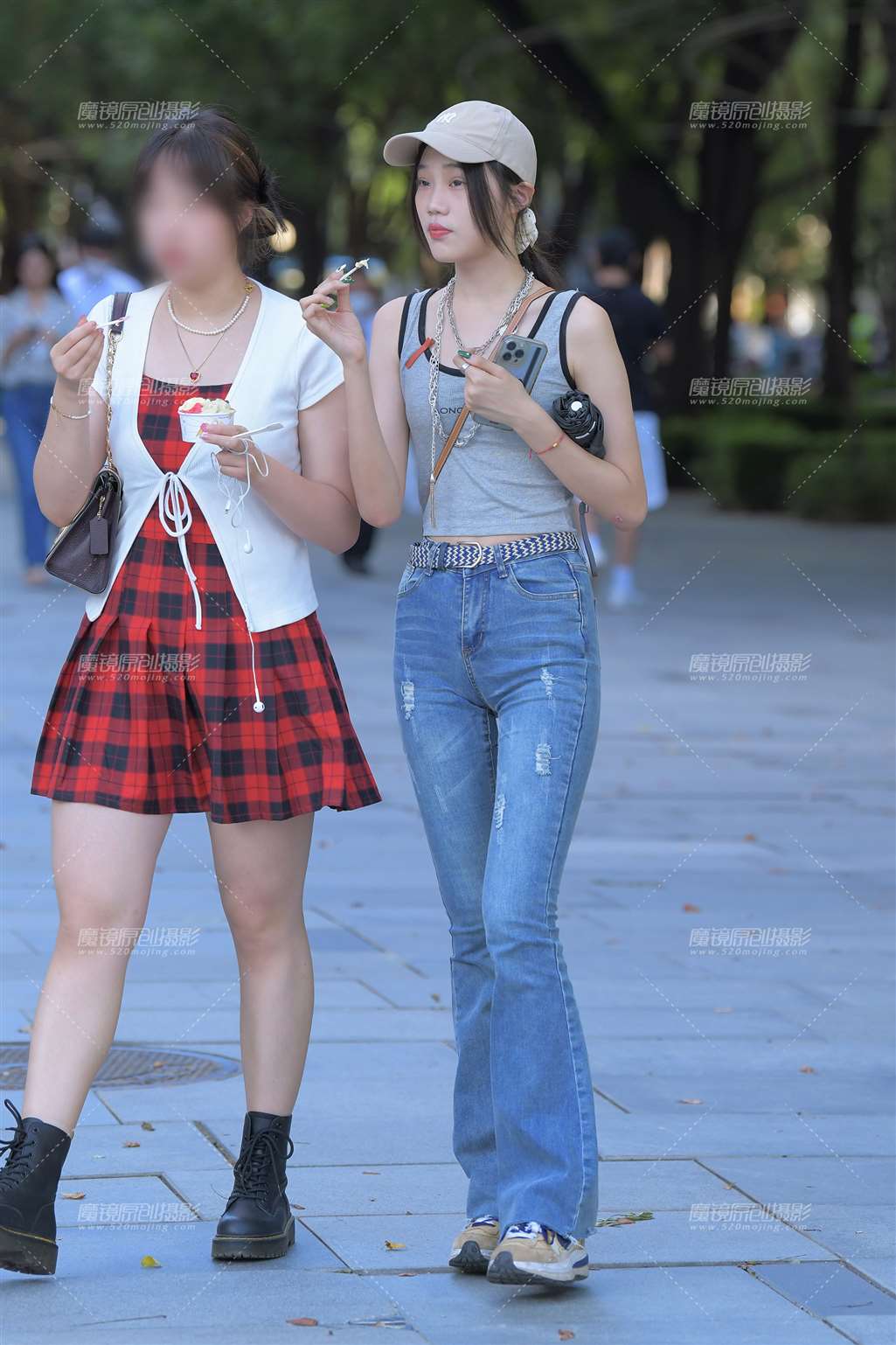 图片[1]-吃冰淇淋的紧牛美眉-街拍流行馆
