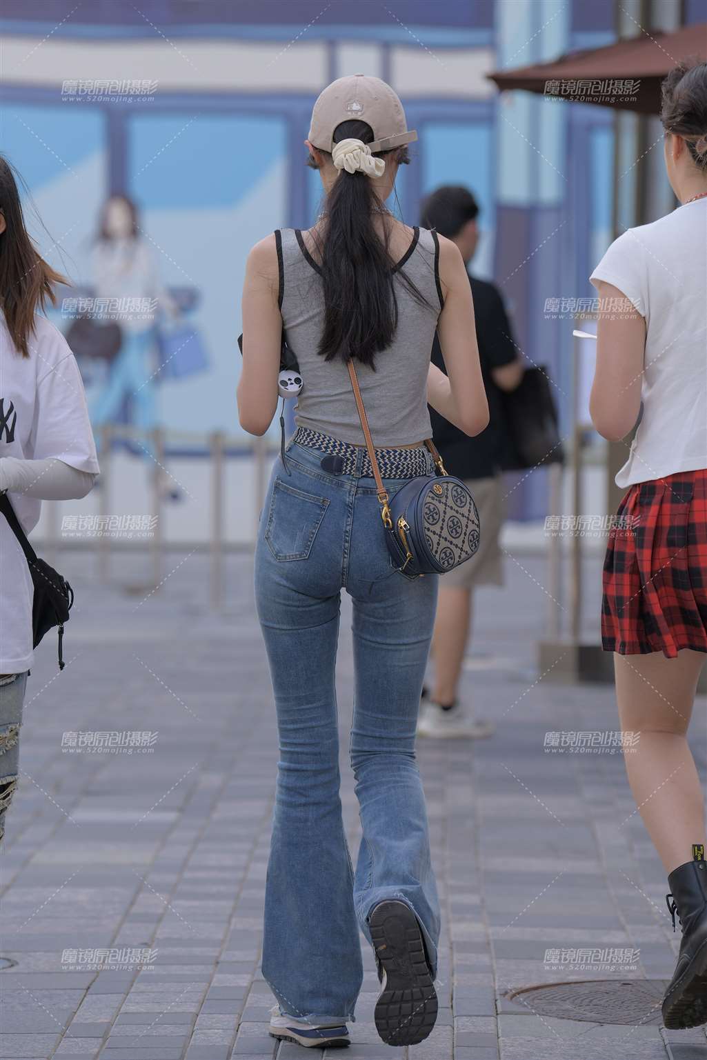 图片[2]-吃冰淇淋的紧牛美眉-街拍流行馆