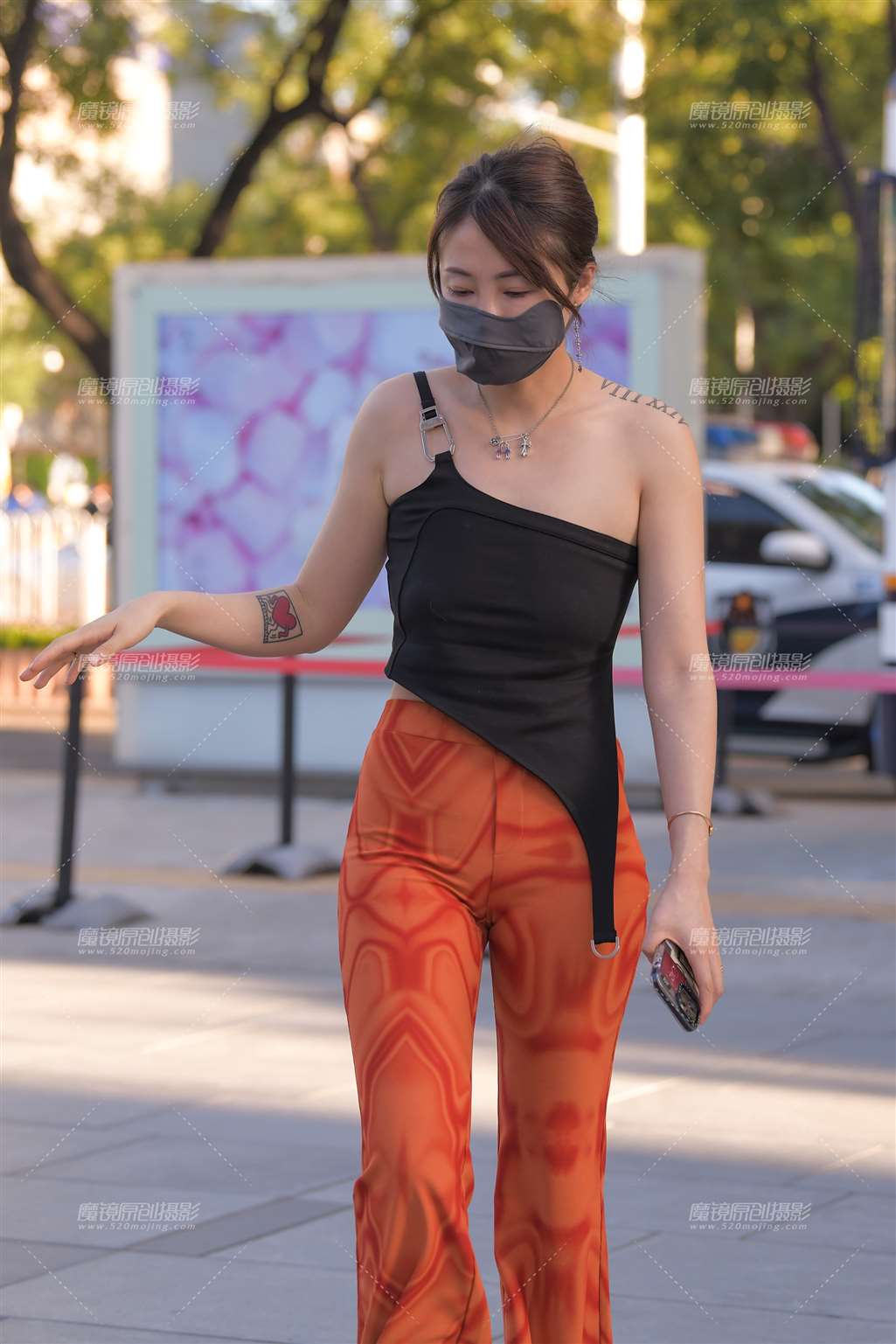 图片[4]-晕染喇叭裤气质女士-街拍流行馆