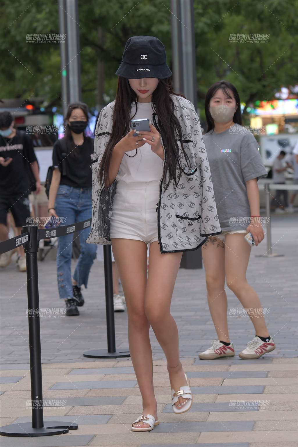 图片[4]-渔夫帽白色热裤美女-街拍流行馆