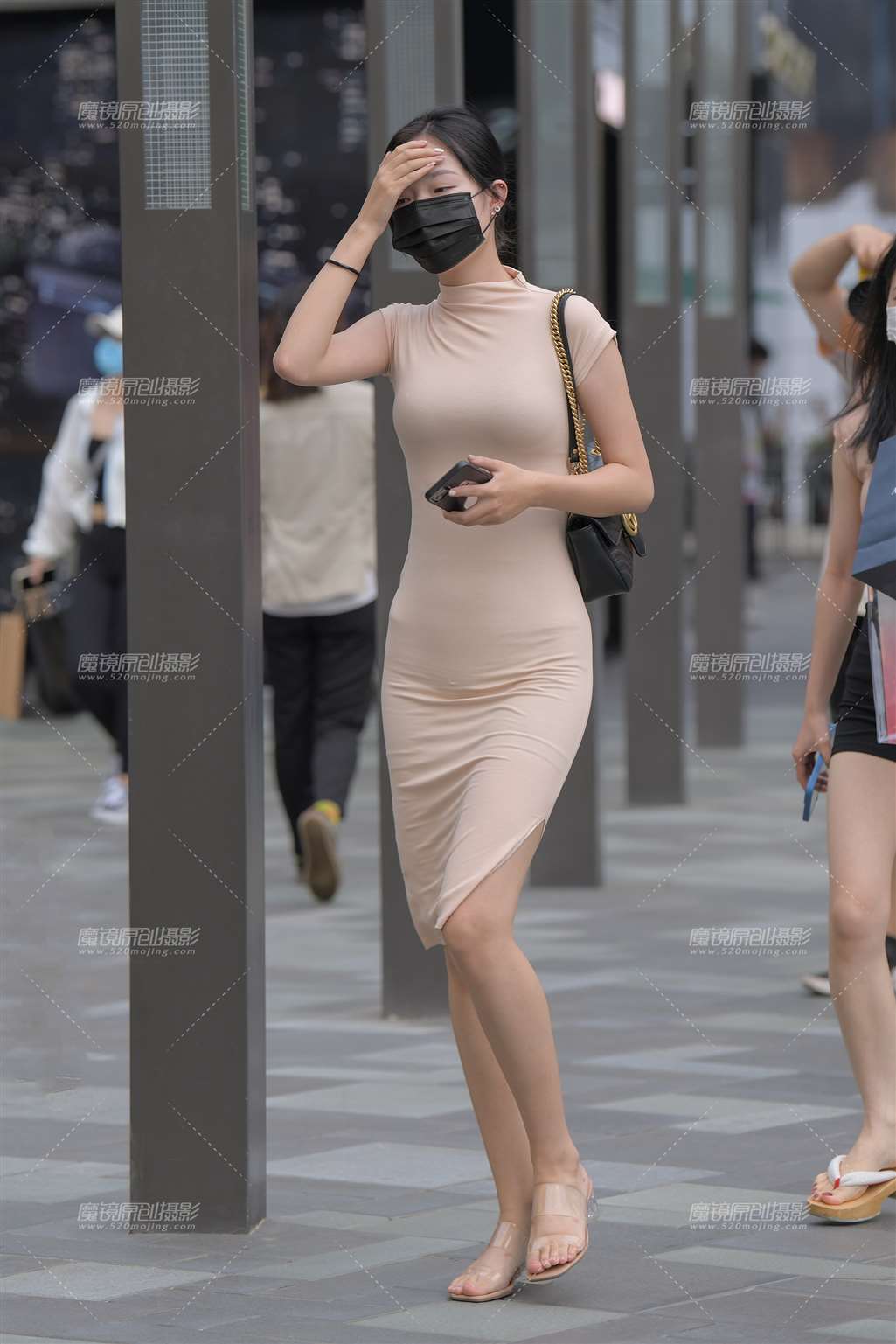 图片[2]-米色裹身裙美女-街拍流行馆