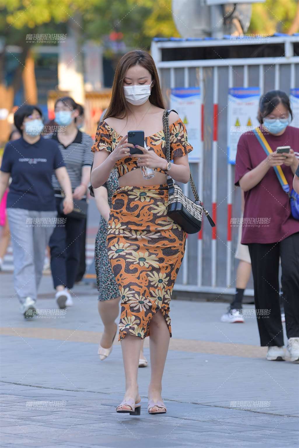 图片[3]-橙色半身裙女士-街拍流行馆