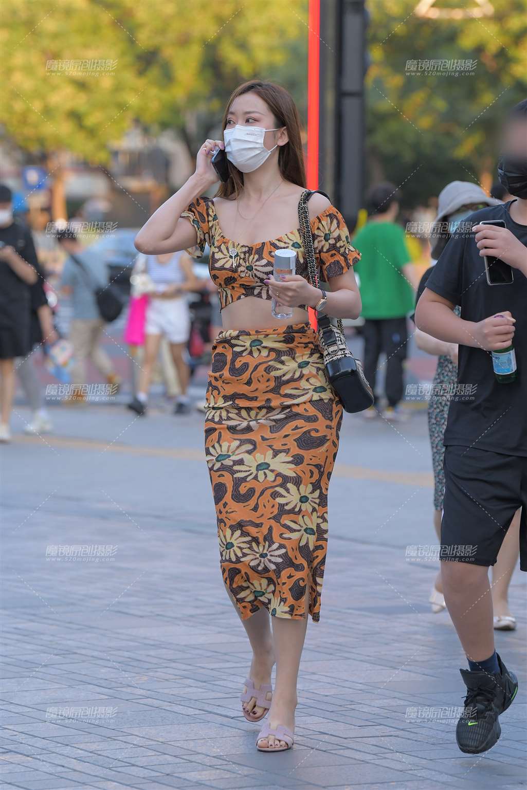 图片[1]-橙色半身裙女士-街拍流行馆