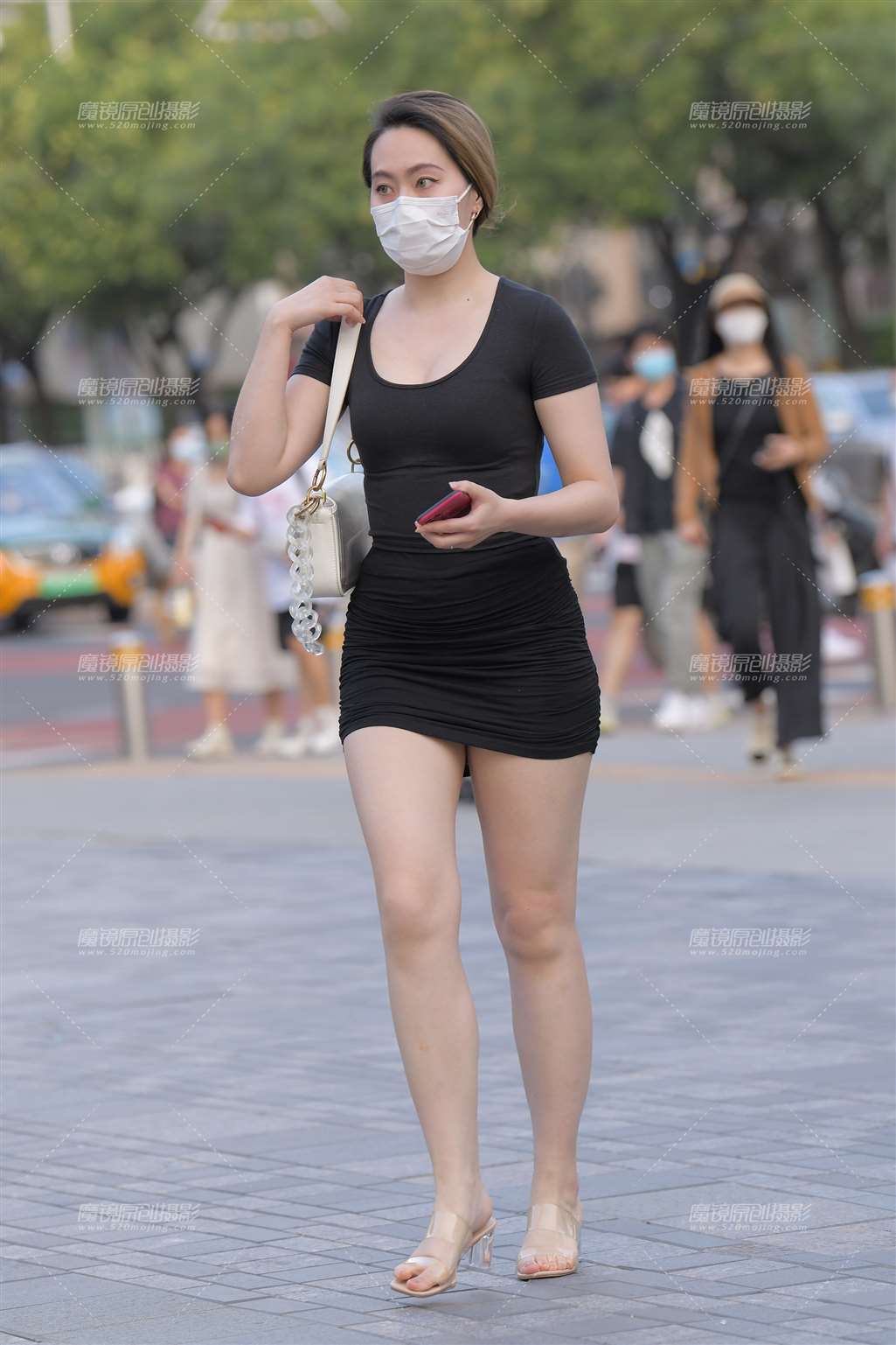 图片[1]-黑色包臀裙美少妇-街拍流行馆