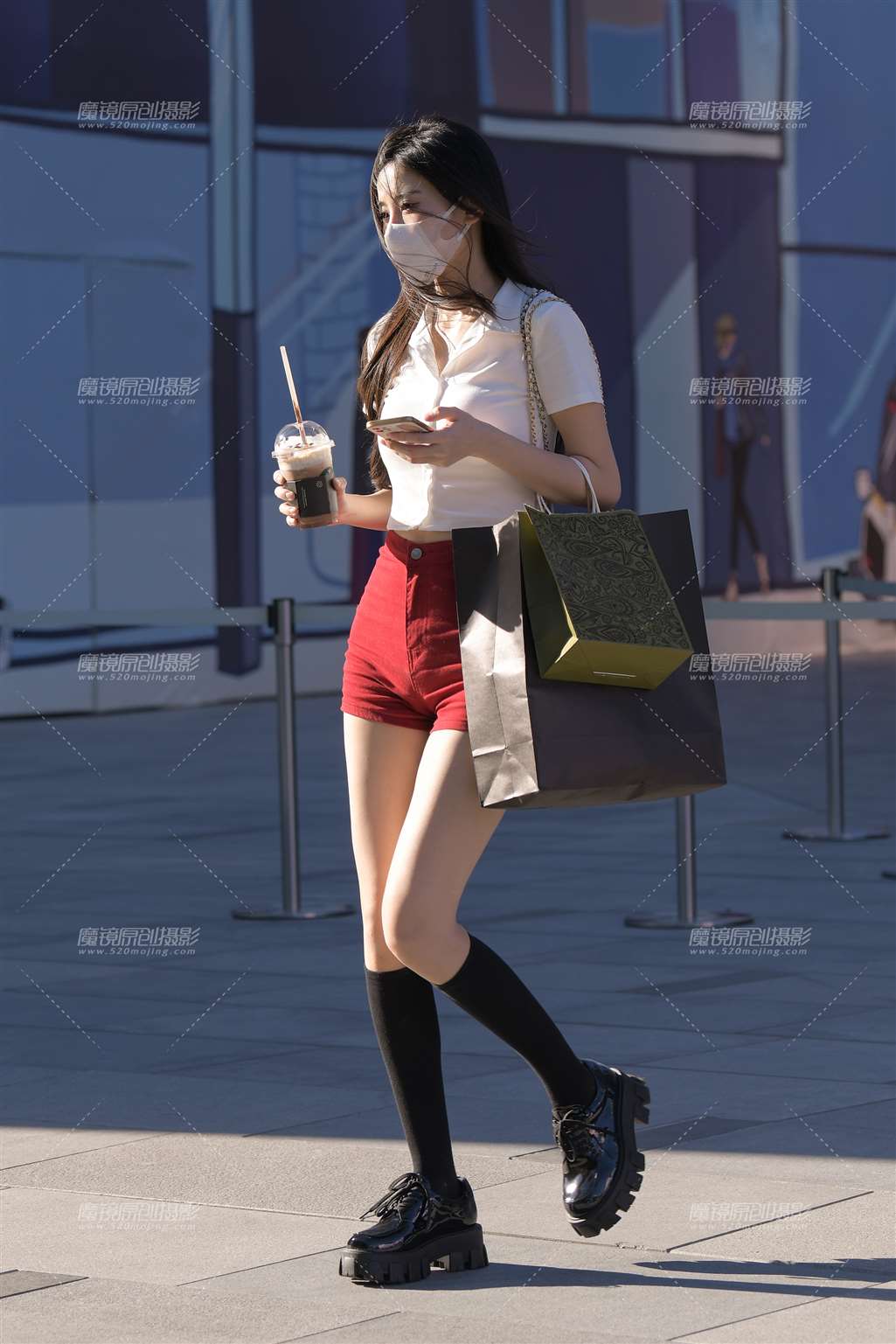 图片[1]-红色热裤美女-街拍流行馆