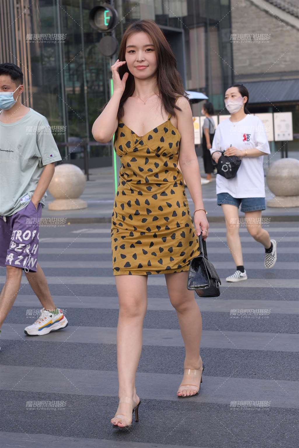 图片[1]-搭讪黄衣美女-街拍流行馆