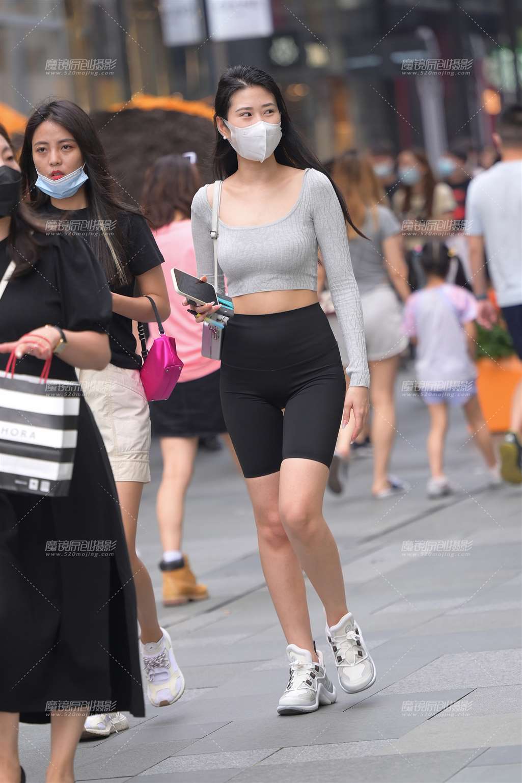 图片[5]-黑色紧身短裤美女-街拍流行馆