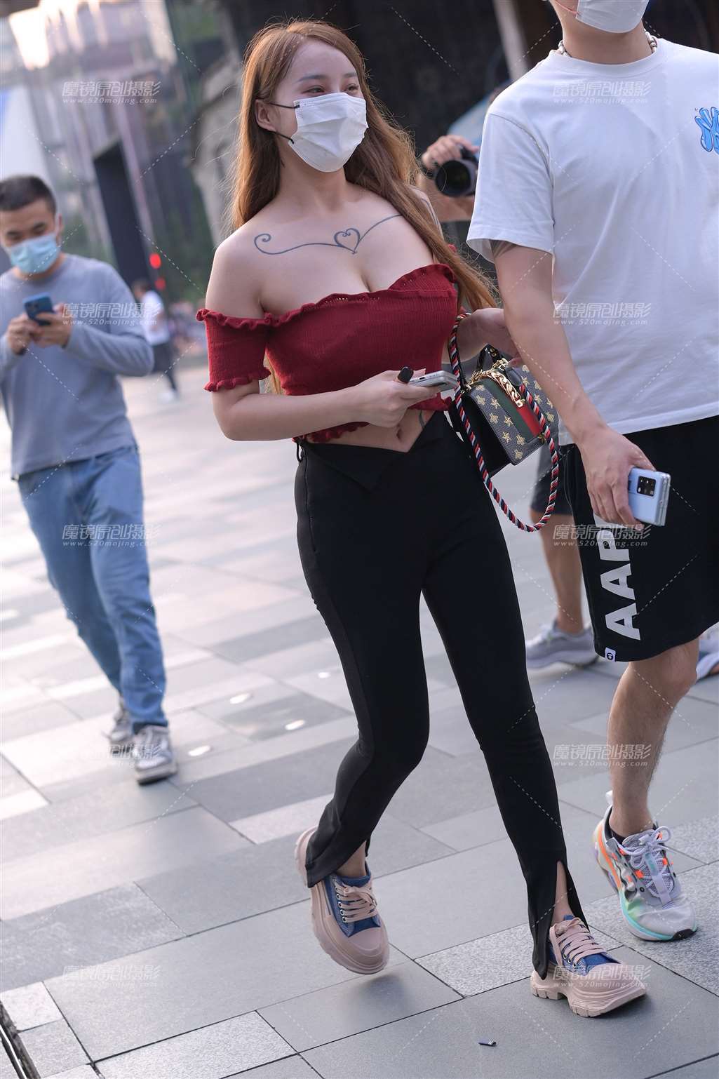图片[3]-丰腴抹胸美女-街拍流行馆