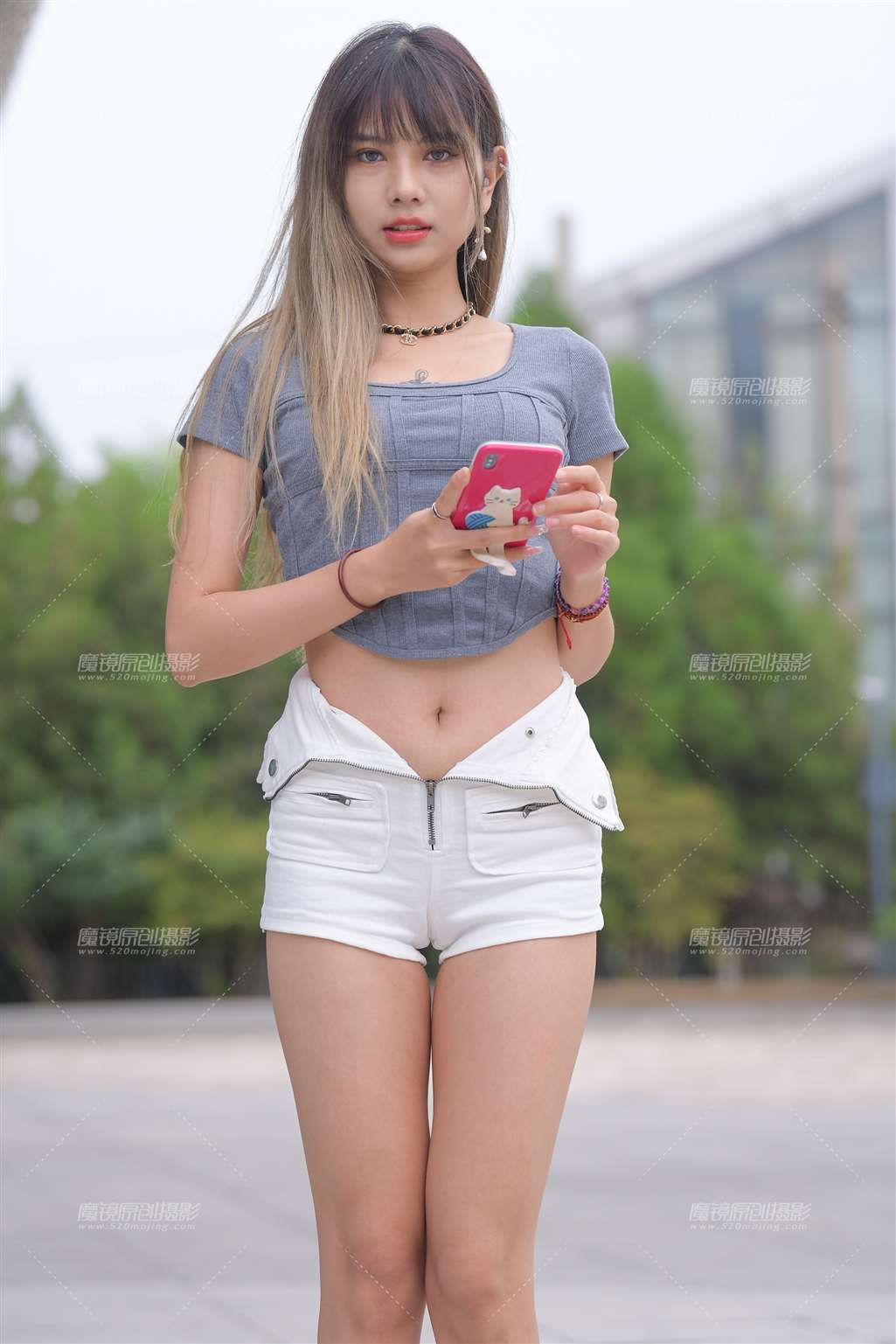 图片[4]-白色热裤长腿女孩-街拍流行馆
