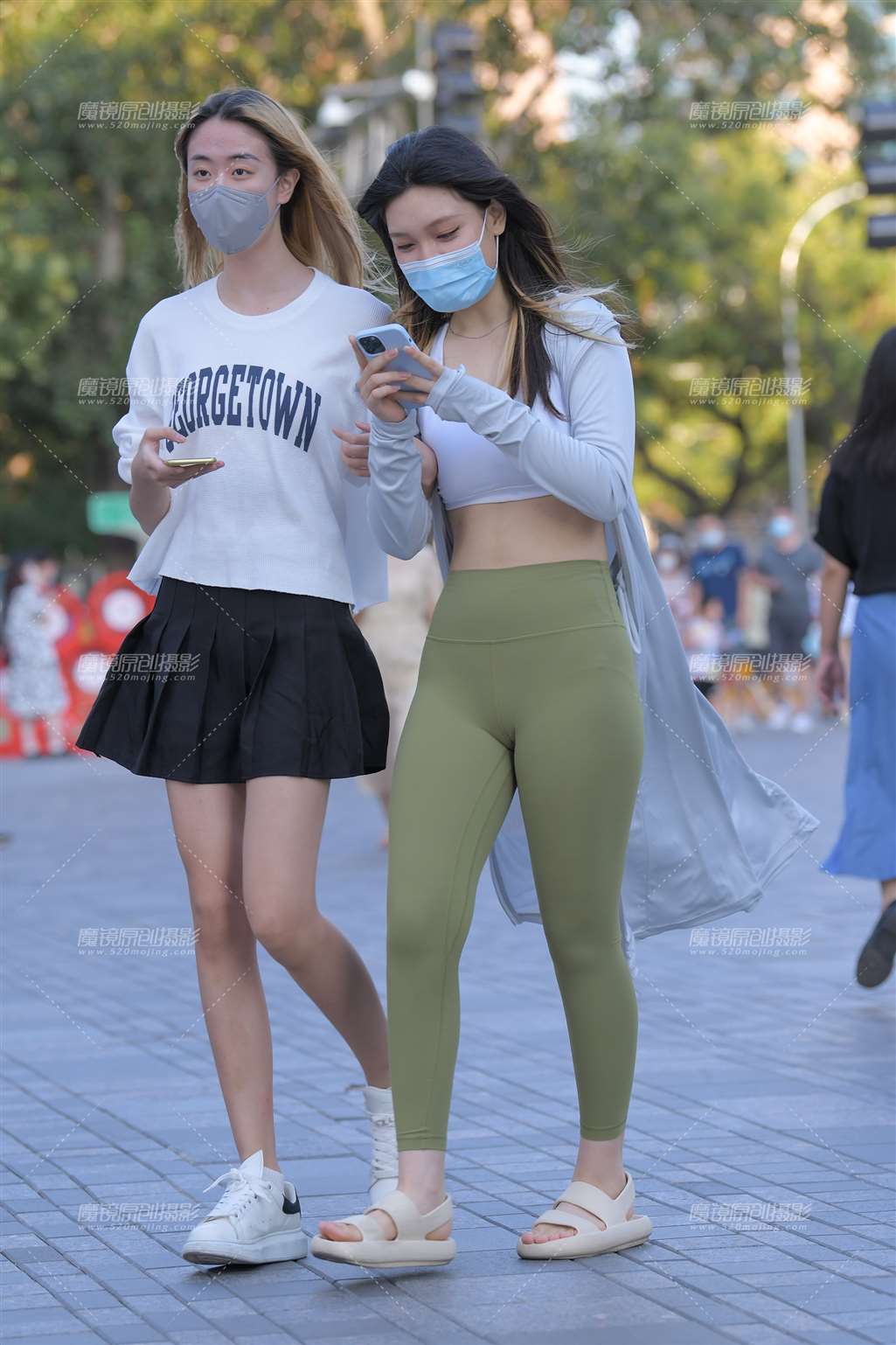 图片[1]-绿色瑜伽裤美女-街拍流行馆