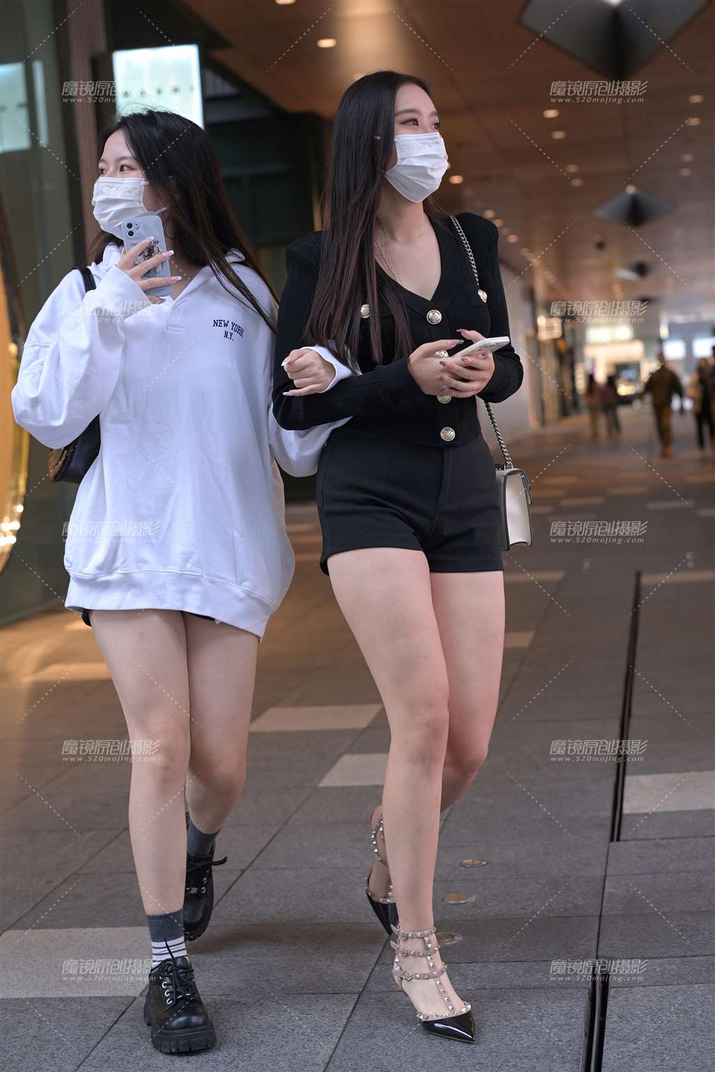 图片[1]-肉嘟嘟的黑色热裤美女-街拍流行馆