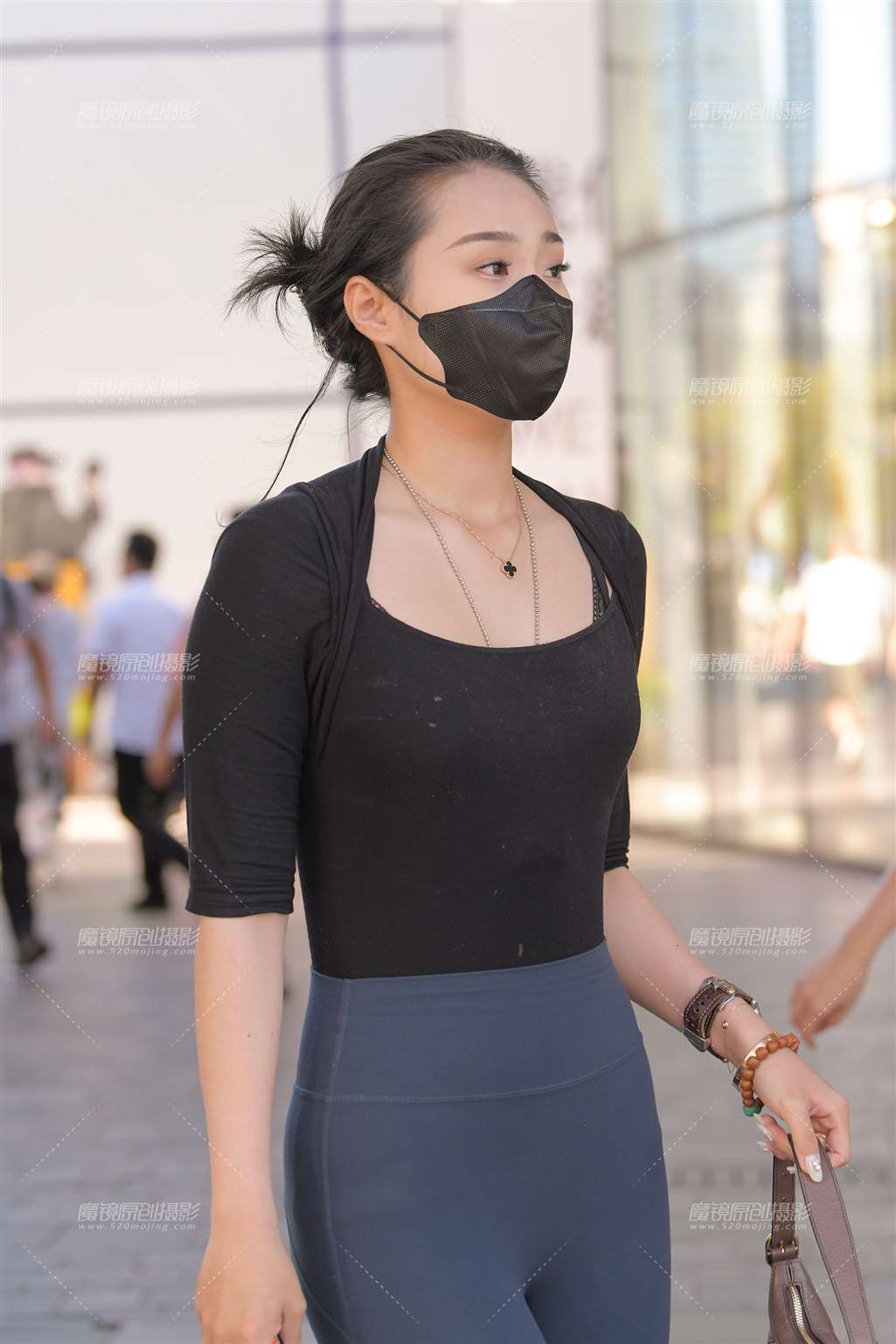 图片[5]-蓝色瑜伽裤美女-街拍流行馆