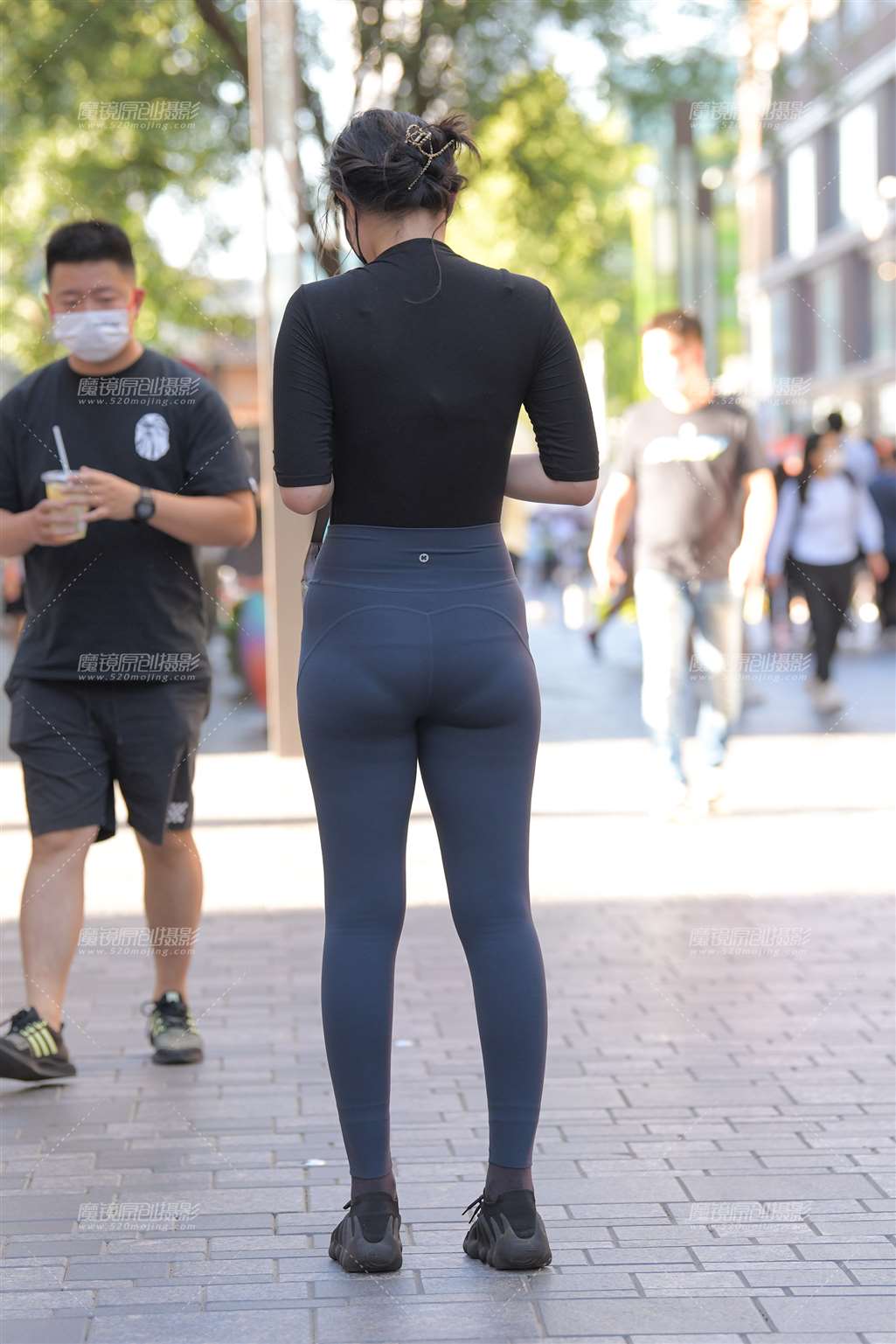 图片[2]-蓝色瑜伽裤美女-街拍流行馆