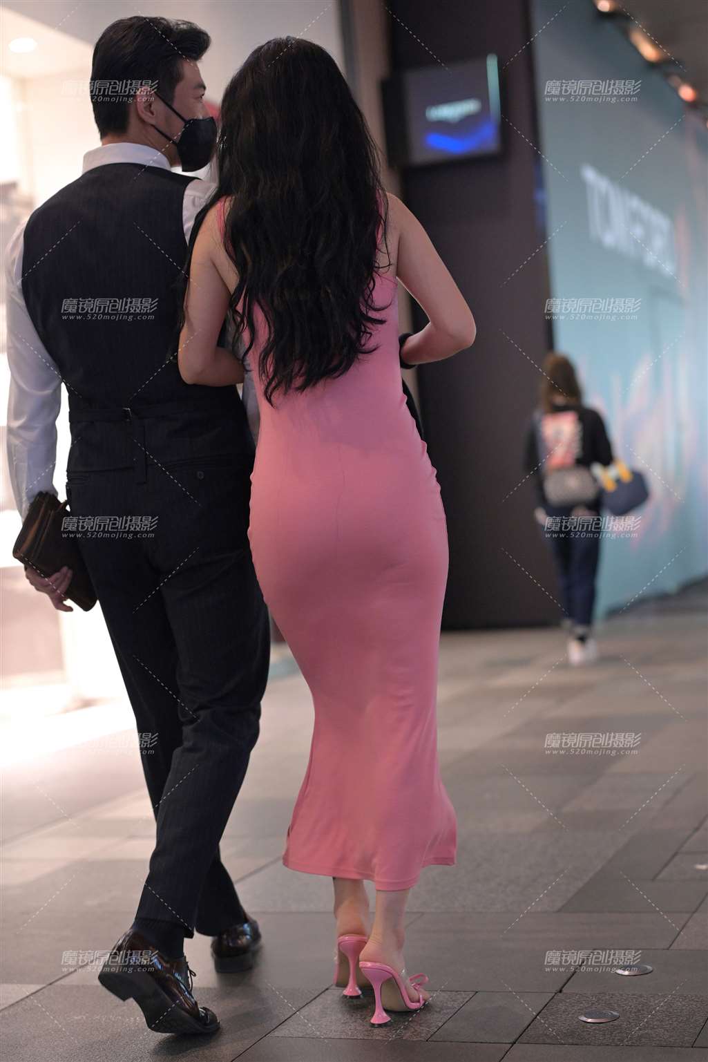 图片[2]-粉色丝滑包臀美女-街拍流行馆