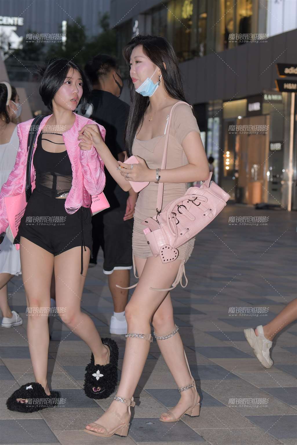图片[3]-夜拍浅粉包臀裙韩国美女-街拍流行馆