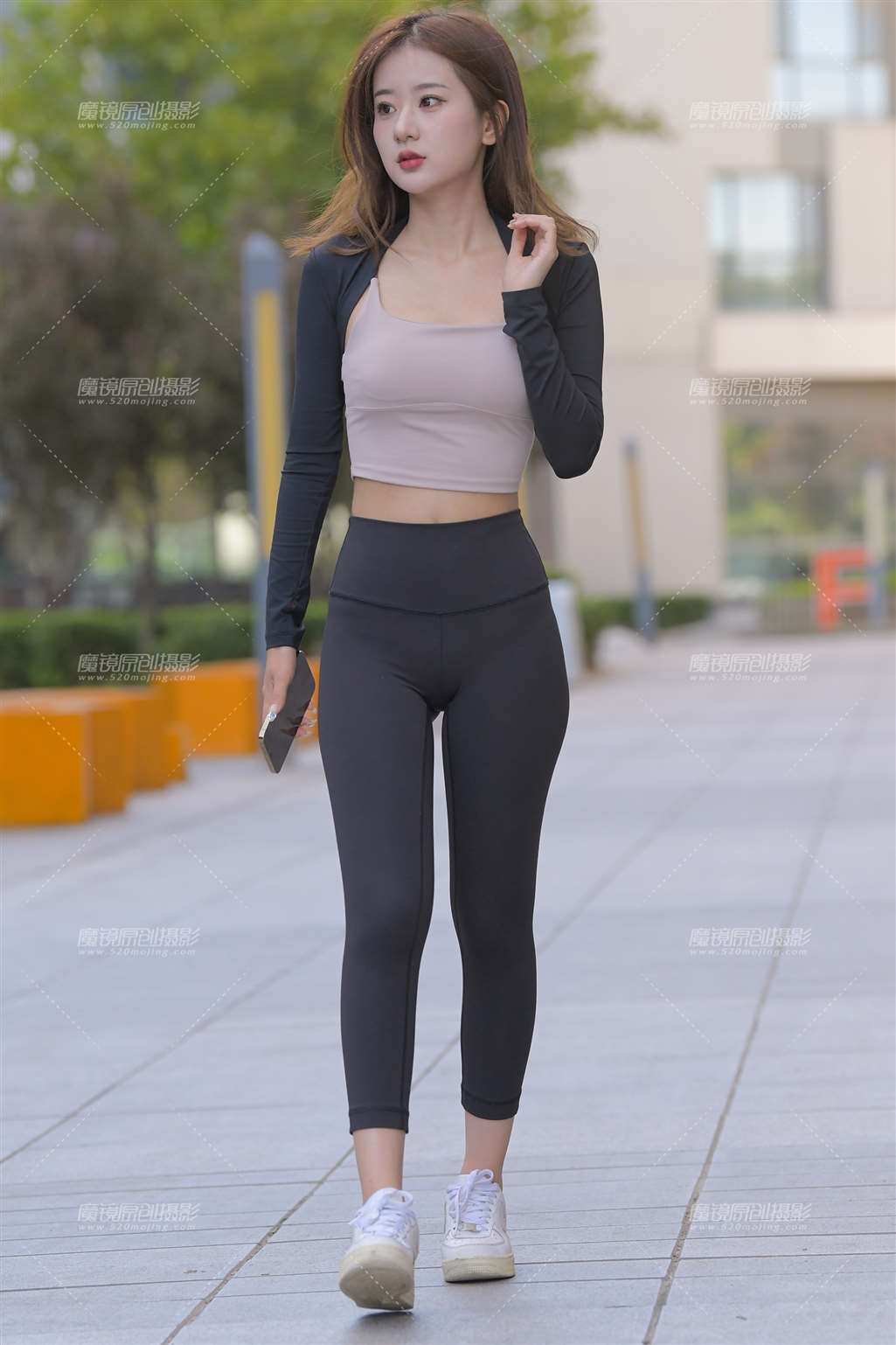 图片[1]-黑色瑜伽裤美女-街拍流行馆