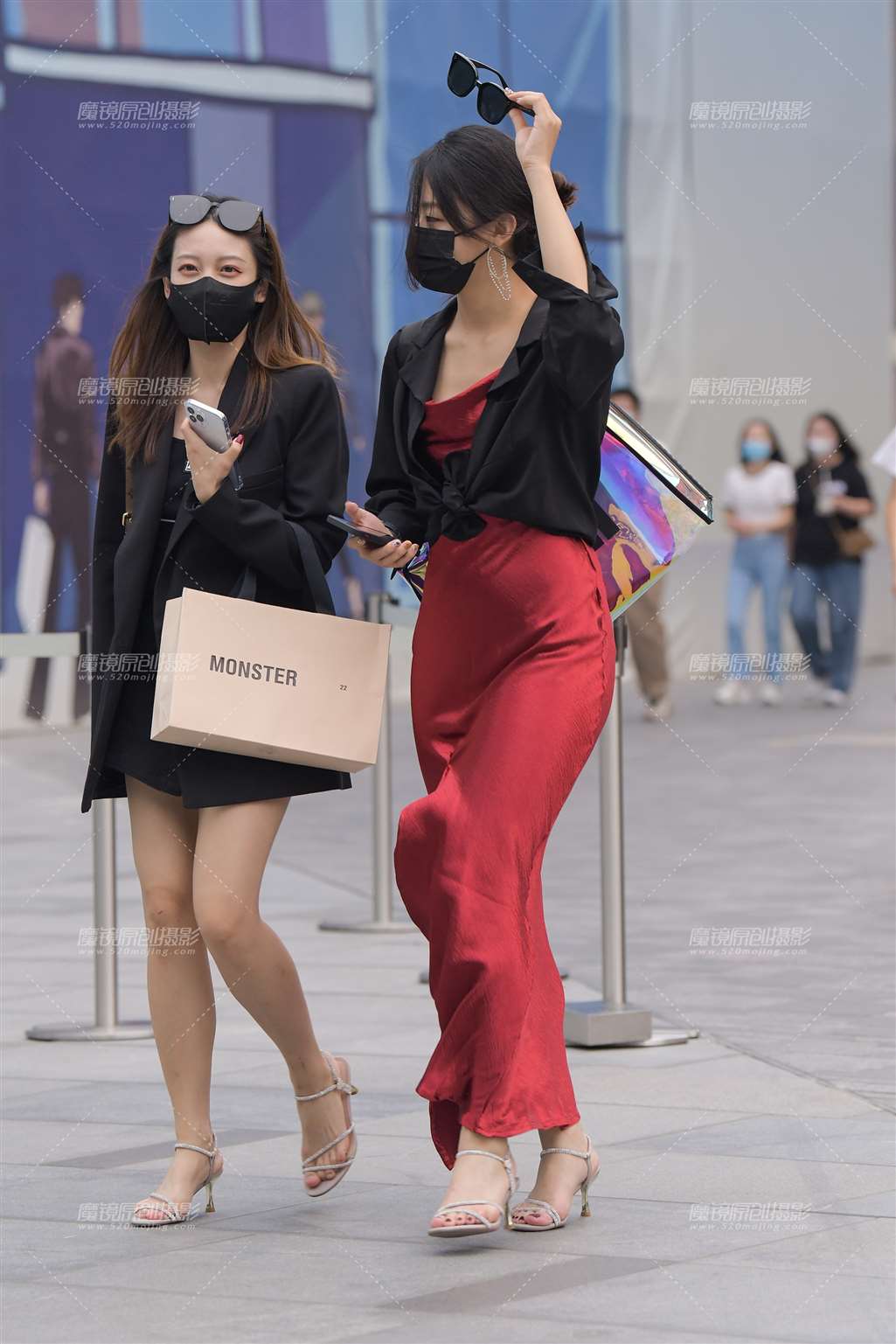 图片[4]-等车的红裙女子-街拍流行馆