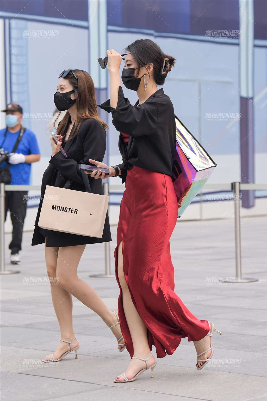 图片[1]-等车的红裙女子-街拍流行馆
