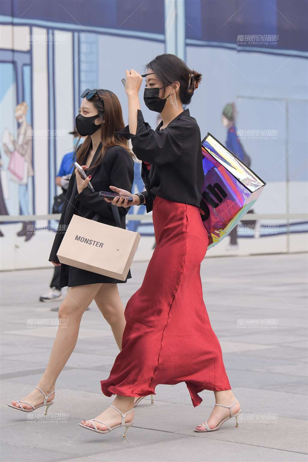 图片[5]-等车的红裙女子-街拍流行馆