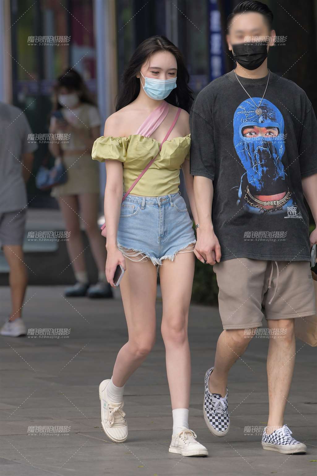图片[1]-荷叶边、一字肩抹胸热裤美女-街拍流行馆