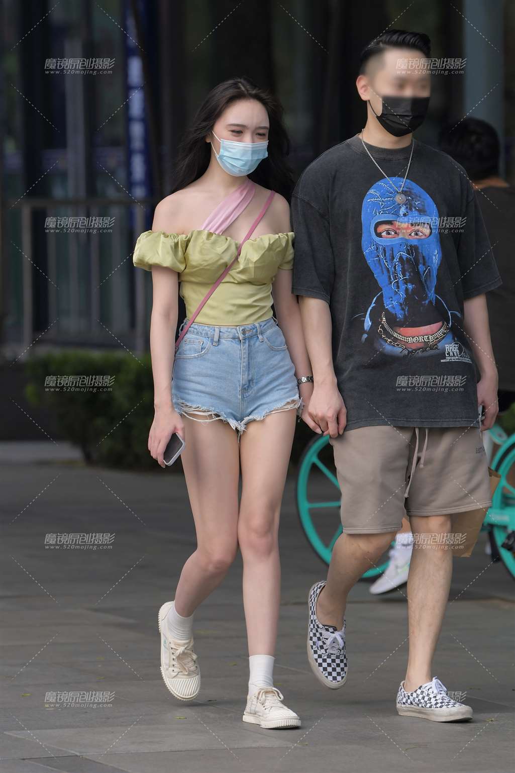 图片[4]-荷叶边、一字肩抹胸热裤美女-街拍流行馆