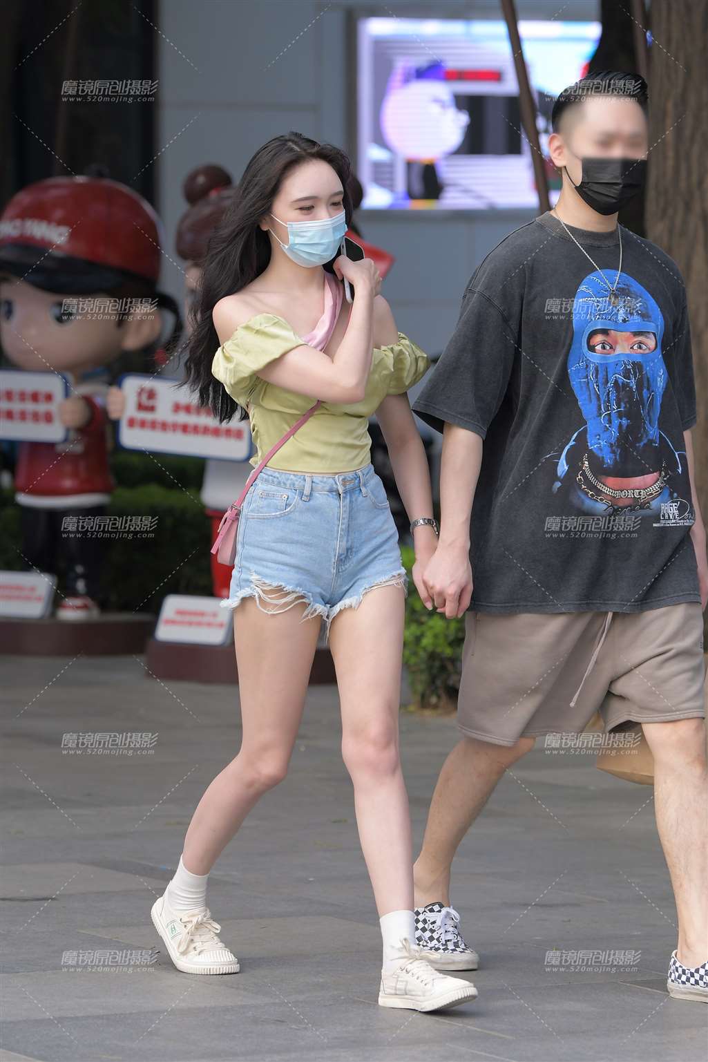 图片[5]-荷叶边、一字肩抹胸热裤美女-街拍流行馆
