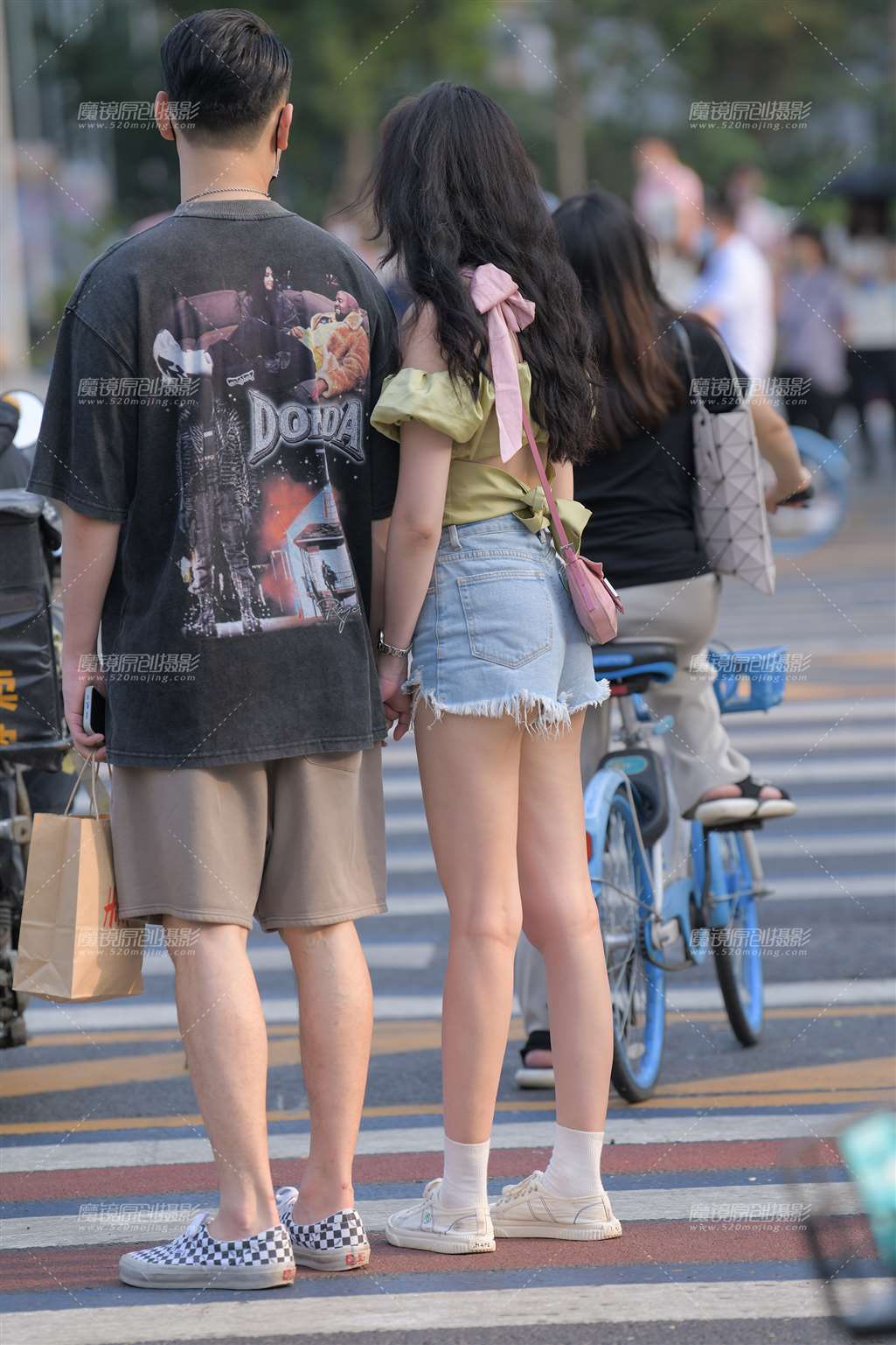图片[3]-荷叶边、一字肩抹胸热裤美女-街拍流行馆