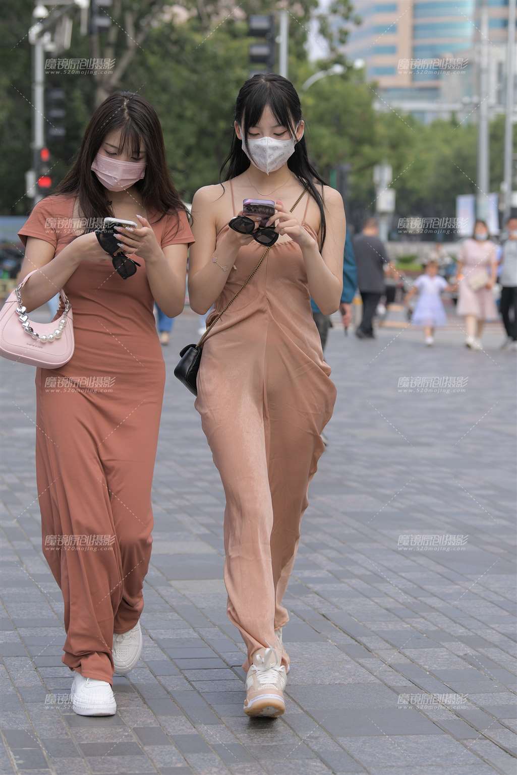 图片[1]-吊带长裙-街拍流行馆