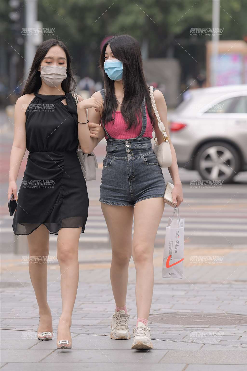 图片[3]-背带热裤美女-街拍流行馆
