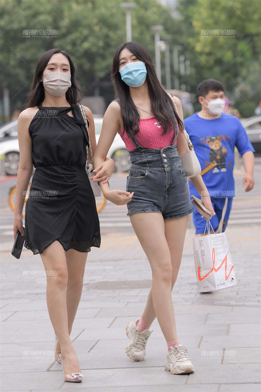 图片[1]-背带热裤美女-街拍流行馆