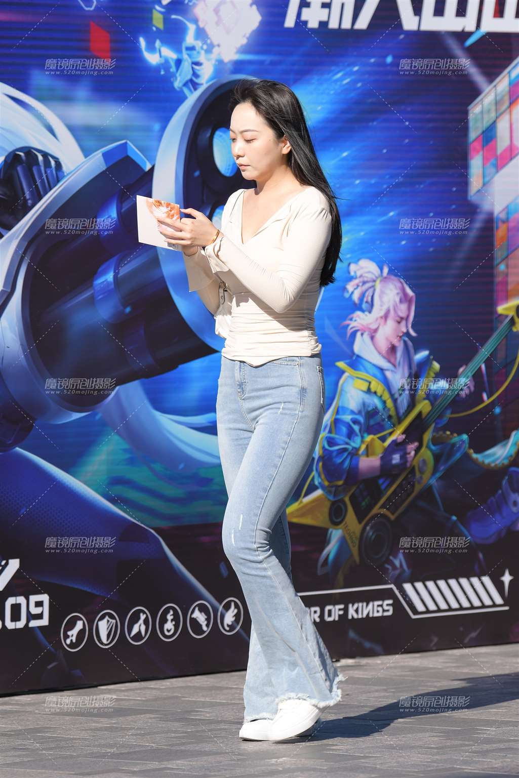 图片[1]-蓝色牛仔裤美女-街拍流行馆