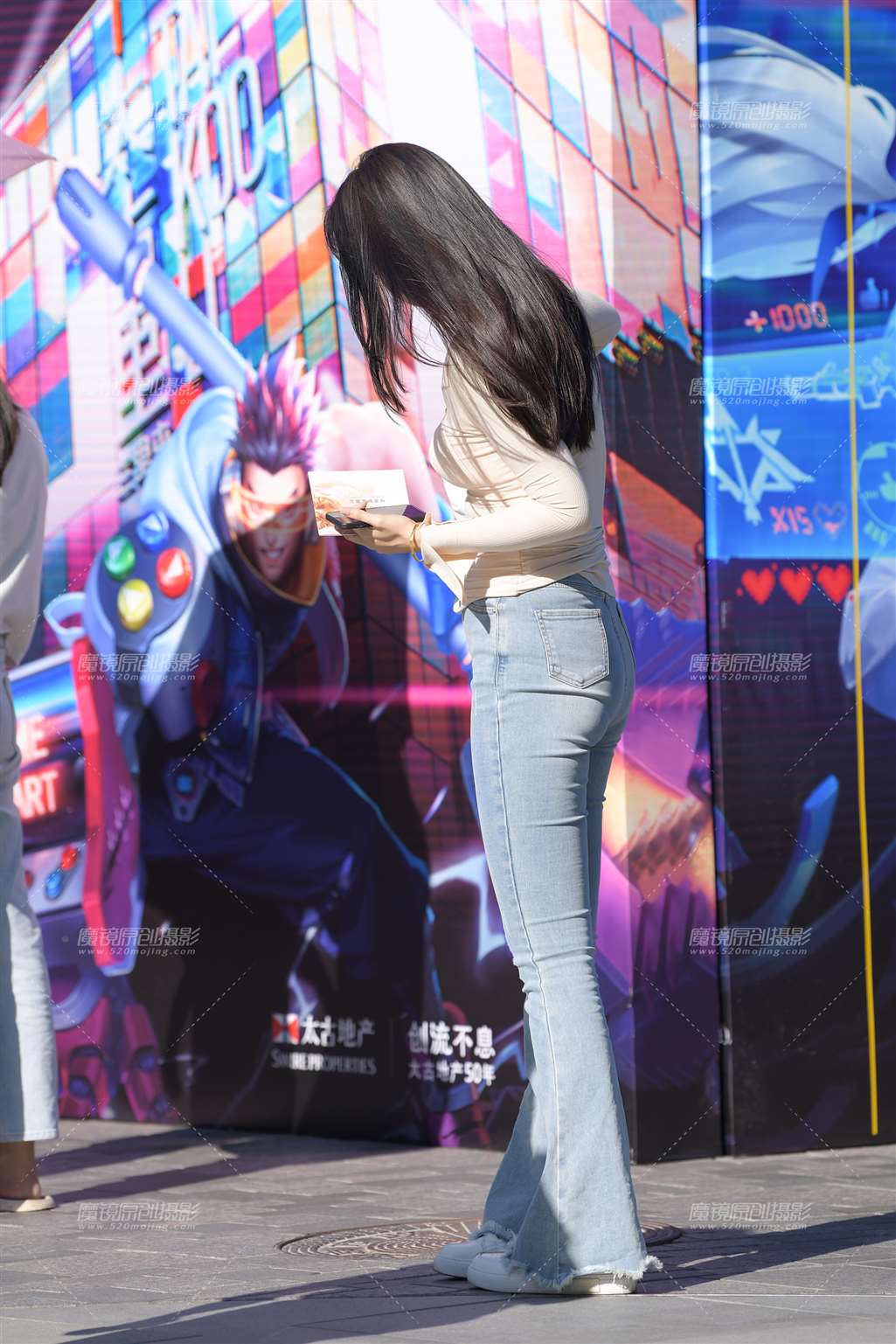 图片[2]-蓝色牛仔裤美女-街拍流行馆