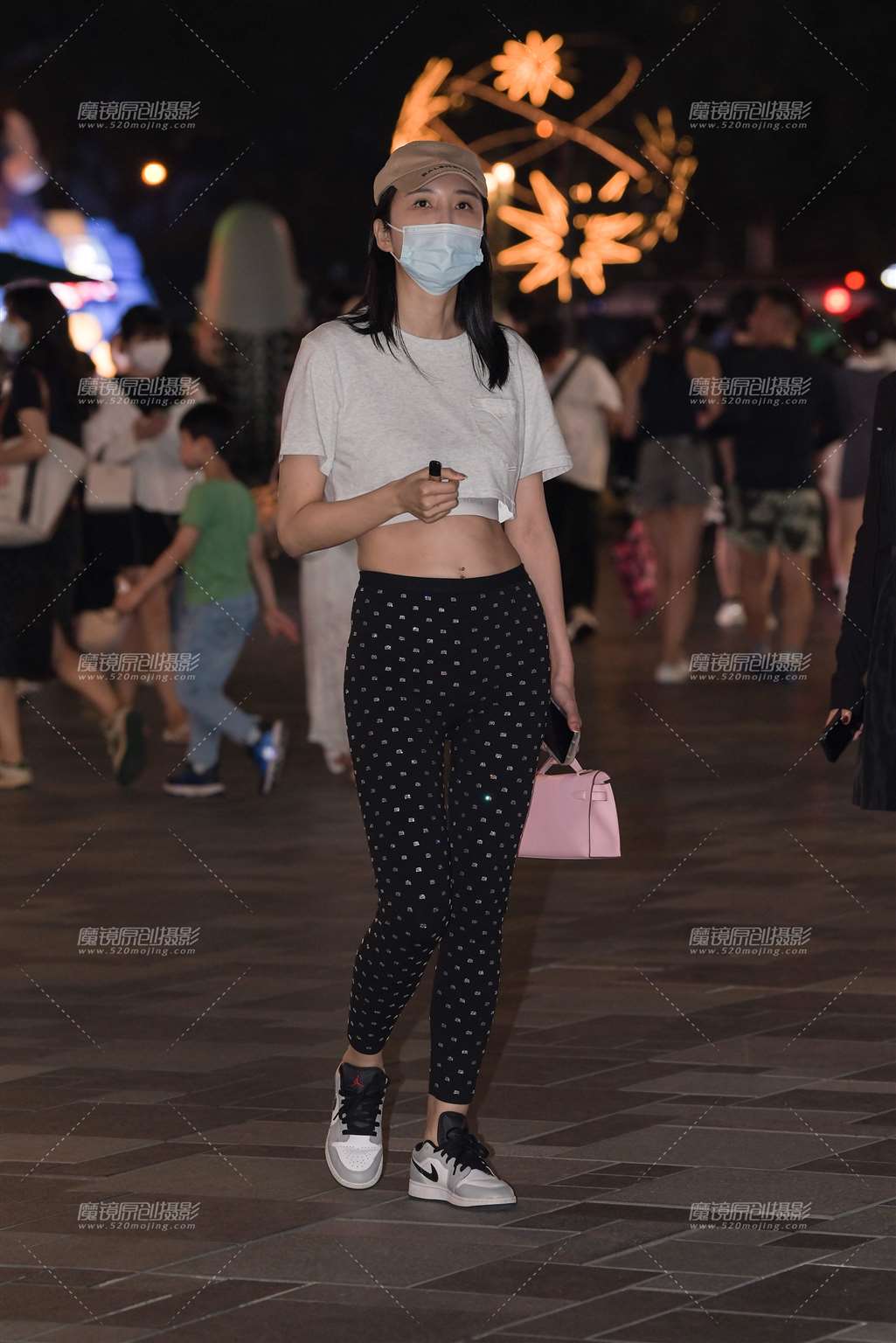 图片[1]-烫钻黑色紧身裤美女-街拍流行馆