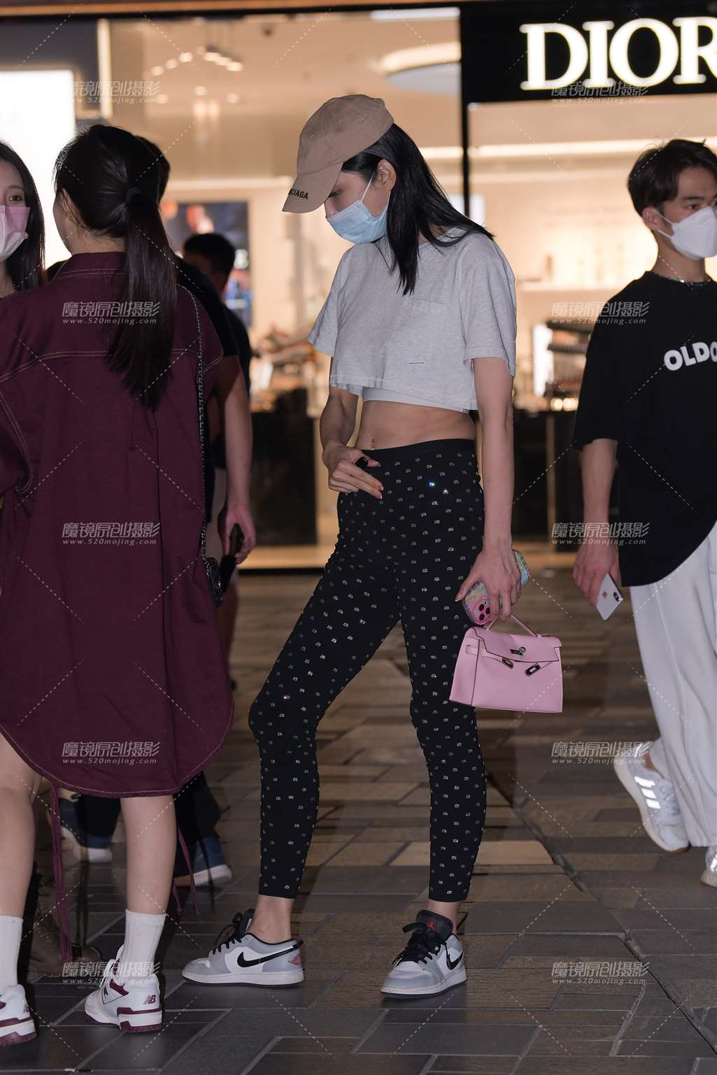 图片[3]-烫钻黑色紧身裤美女-街拍流行馆