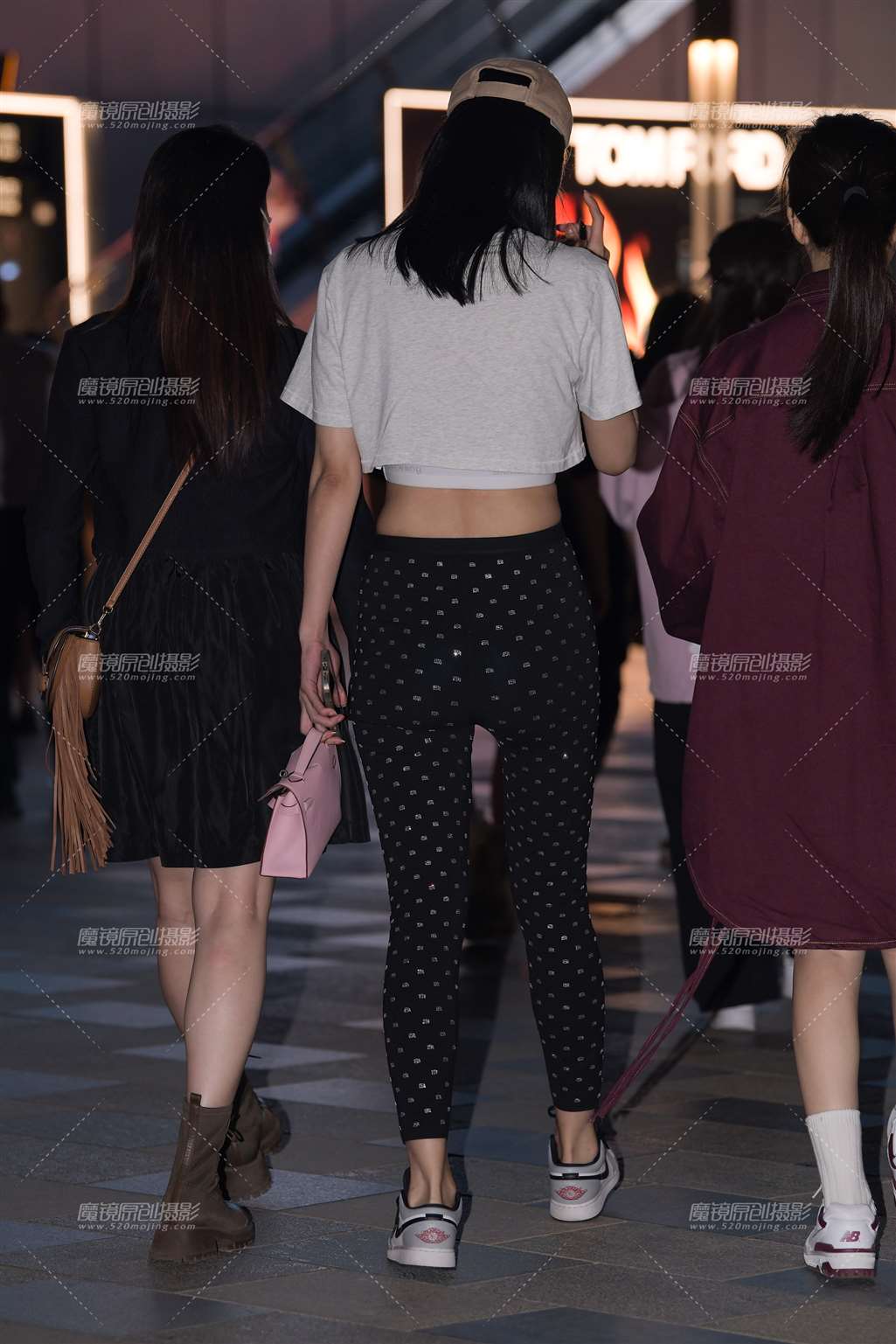 图片[2]-烫钻黑色紧身裤美女-街拍流行馆