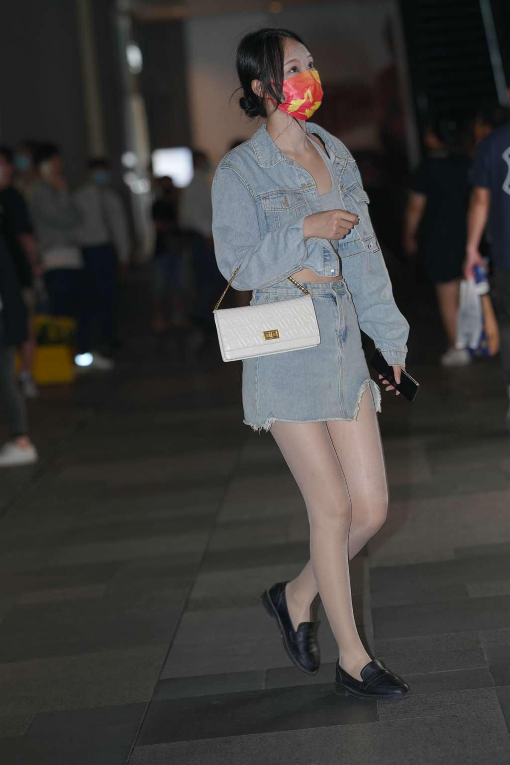图片[1]-牛仔裙丝袜美女-街拍流行馆