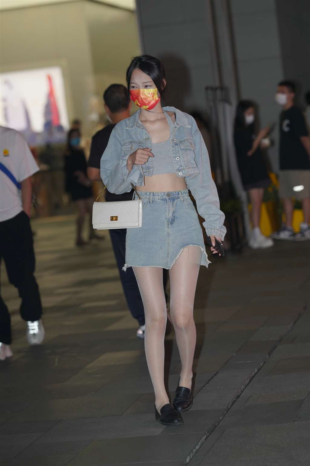 图片[3]-牛仔裙丝袜美女-街拍流行馆