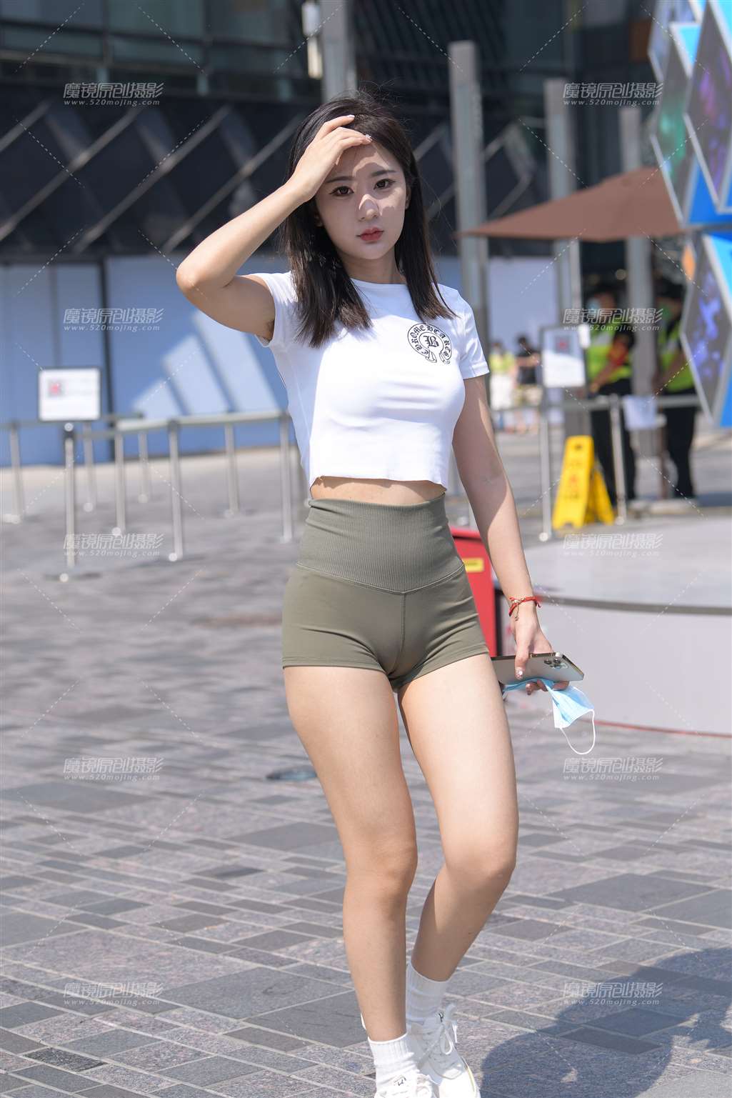 图片[5]-绿色瑜伽短裤小妹-街拍流行馆