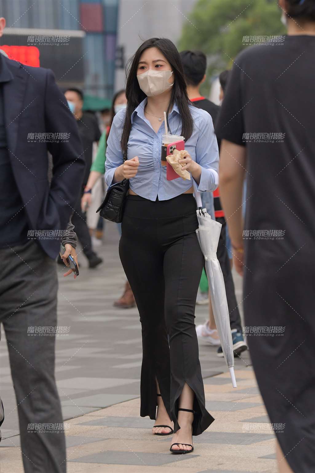 图片[1]-人群中的黑裤-街拍流行馆