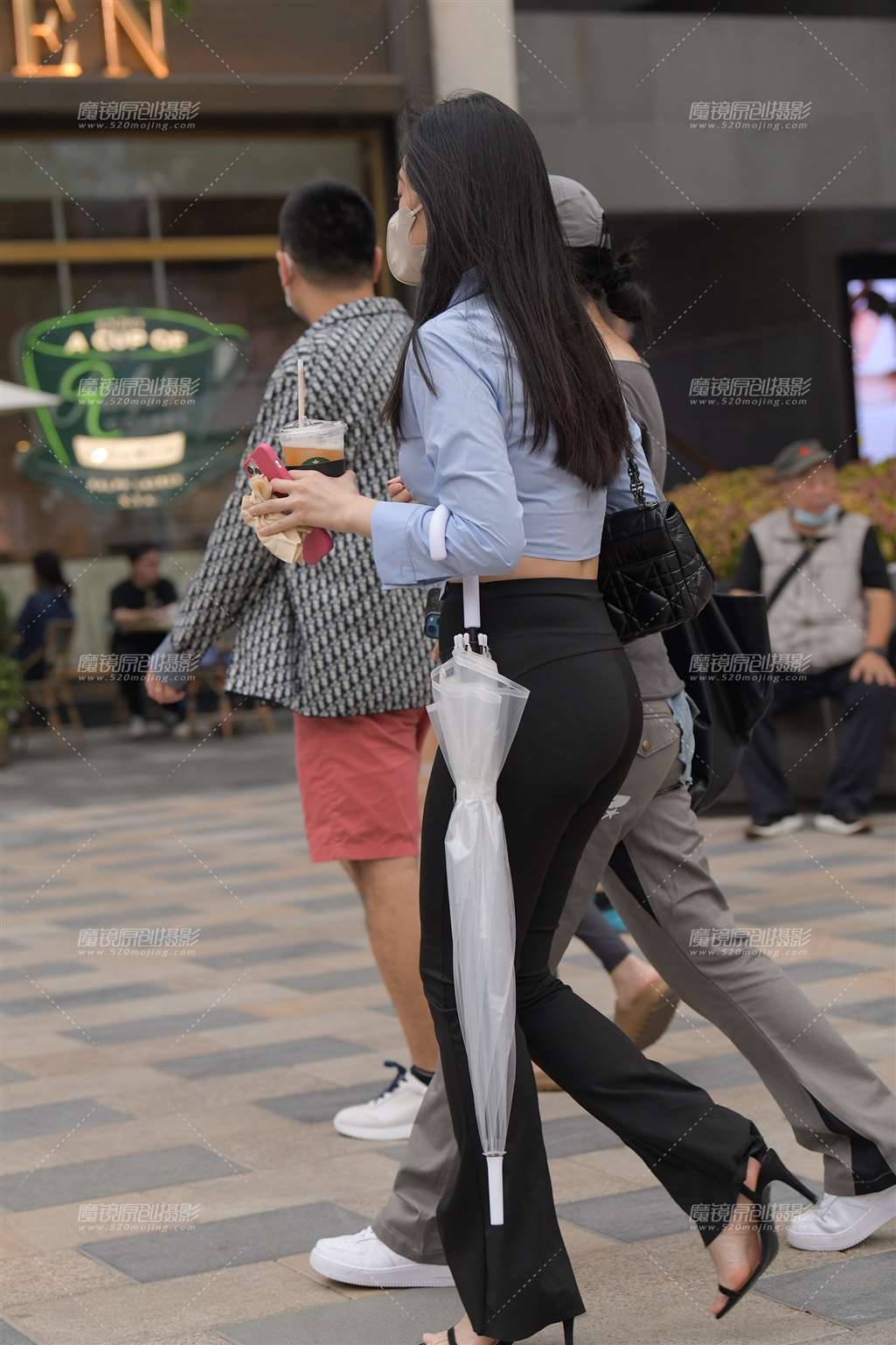图片[3]-人群中的黑裤-街拍流行馆