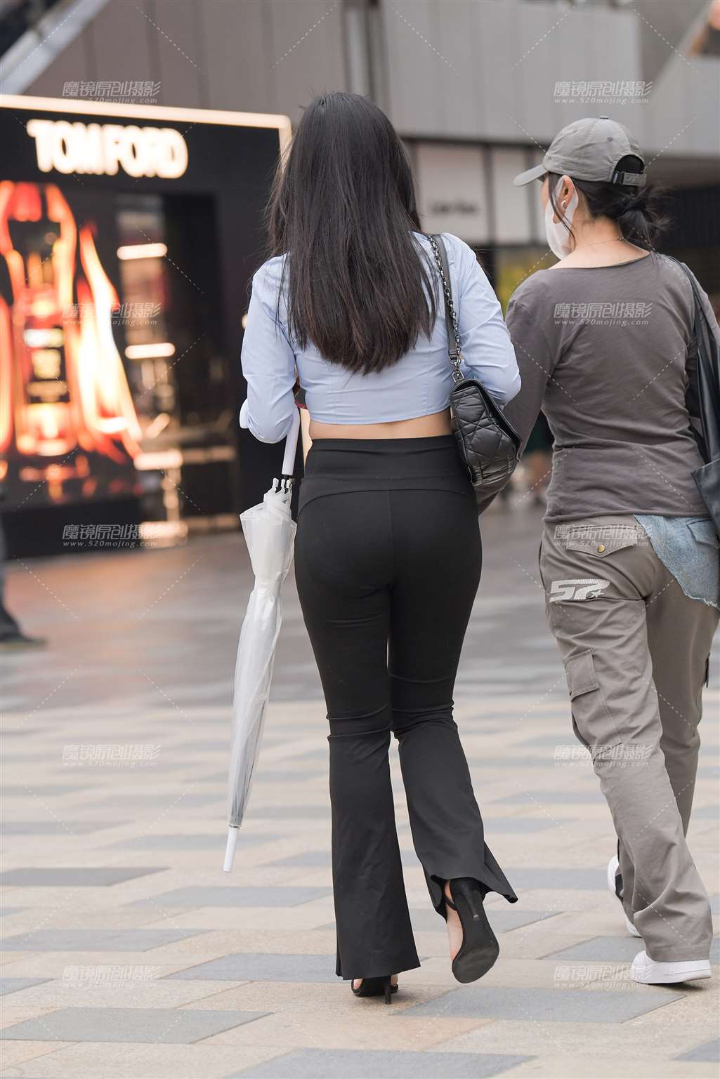 图片[2]-人群中的黑裤-街拍流行馆