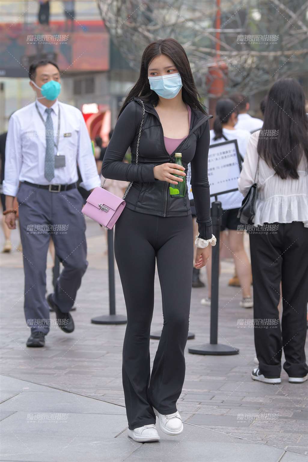 图片[1]-若有所思-街拍流行馆