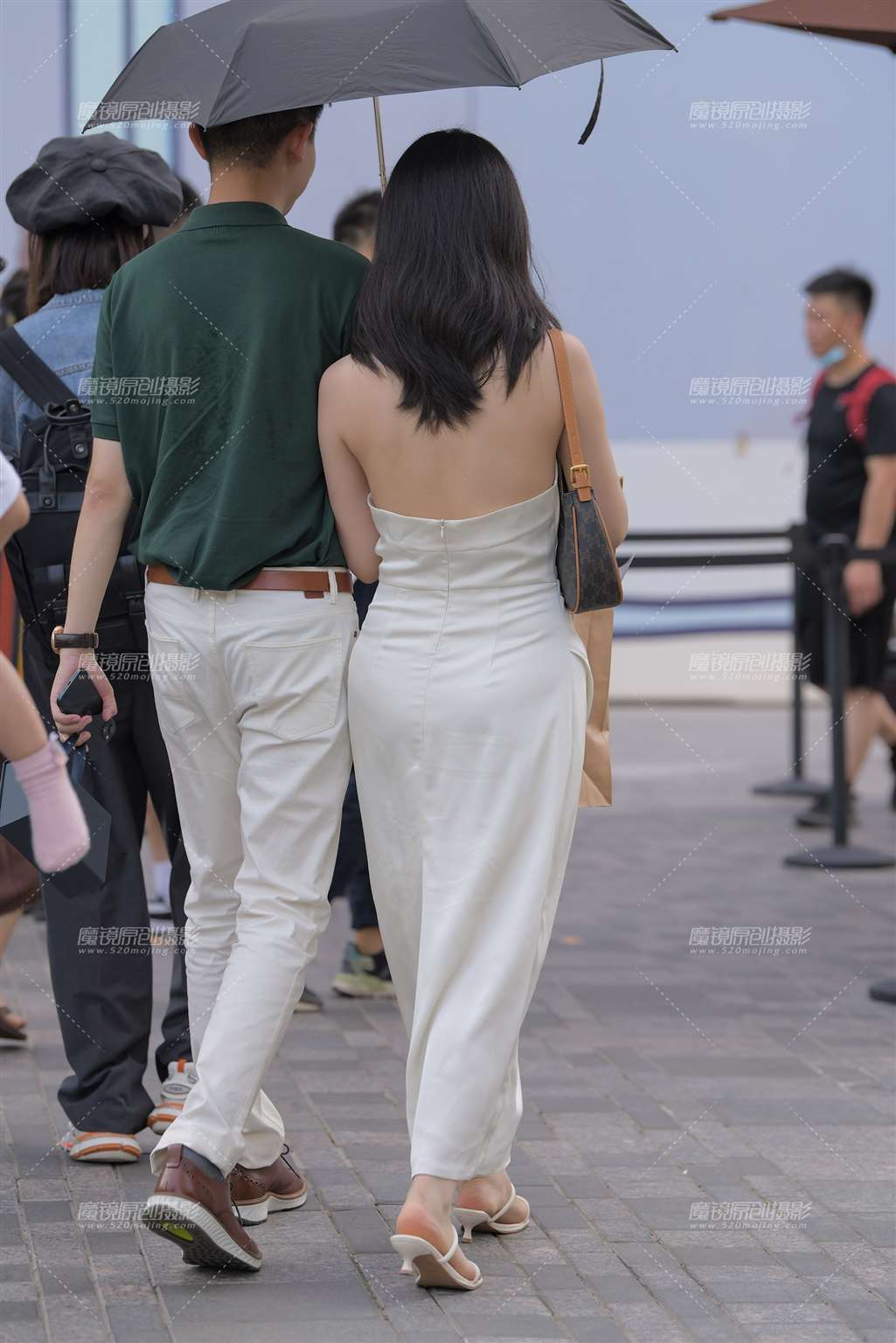 图片[1]-委婉的白裙-街拍流行馆