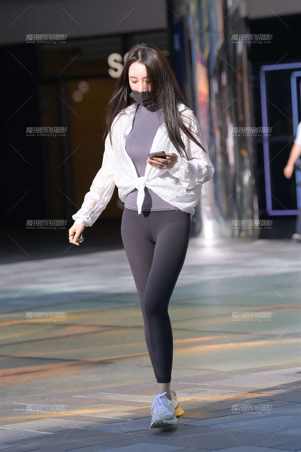 图片[1]-黑色瑜伽裤美女-街拍流行馆
