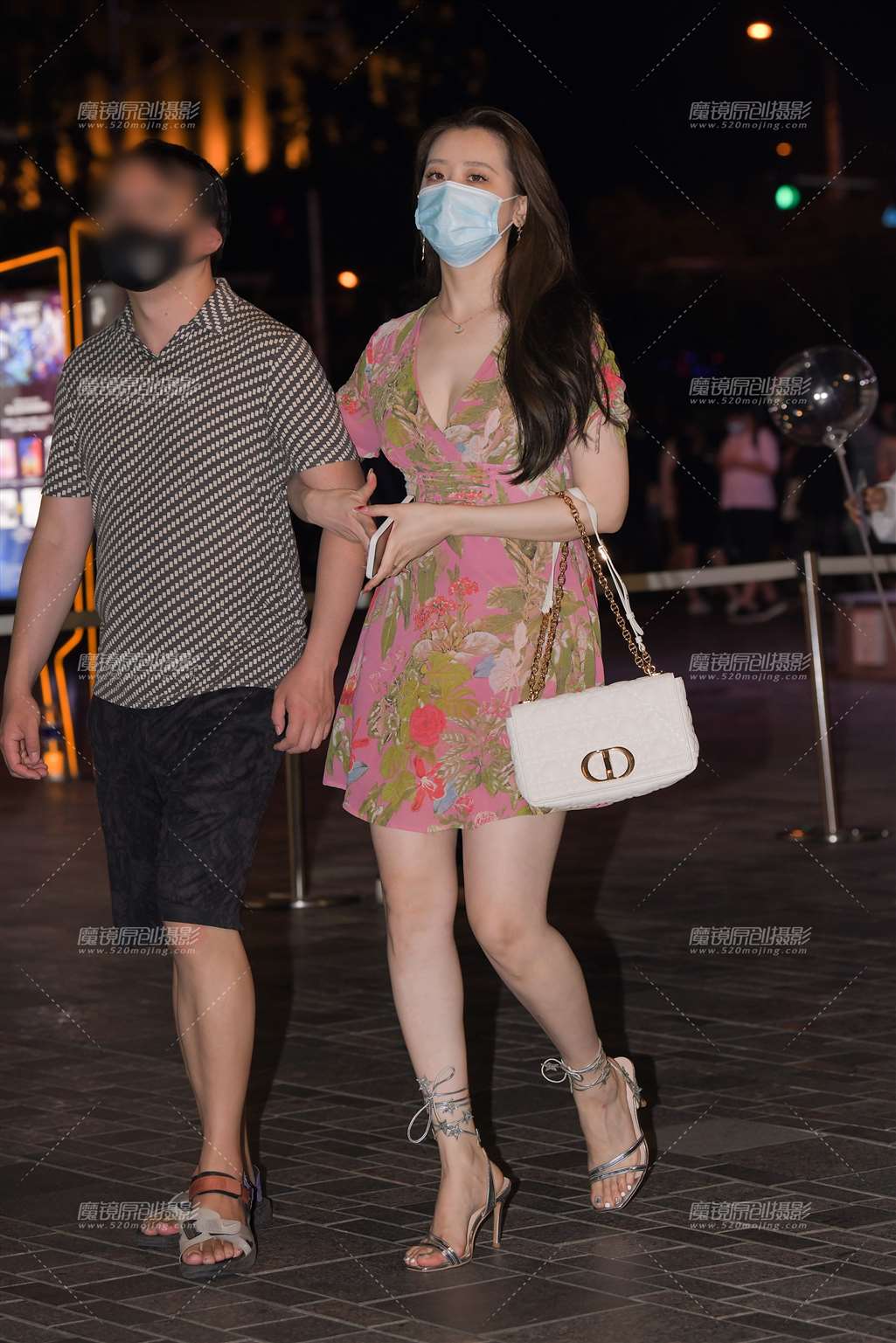 图片[1]-粉群银色高跟美女-街拍流行馆