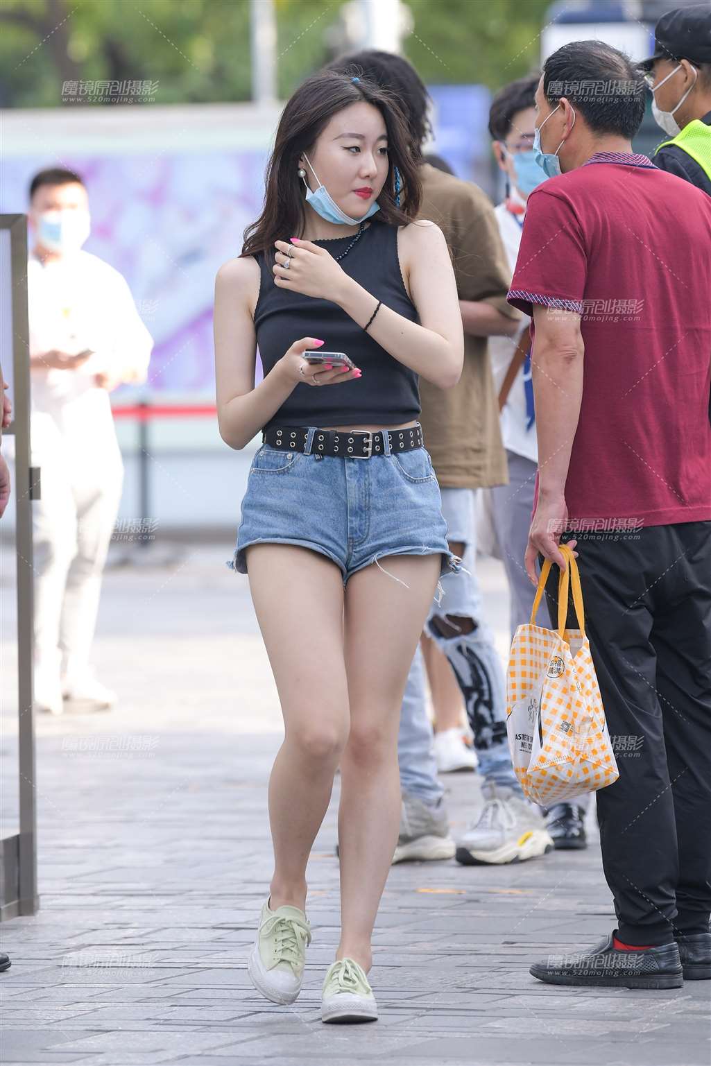 图片[1]-牛仔热裤辣味美女-街拍流行馆