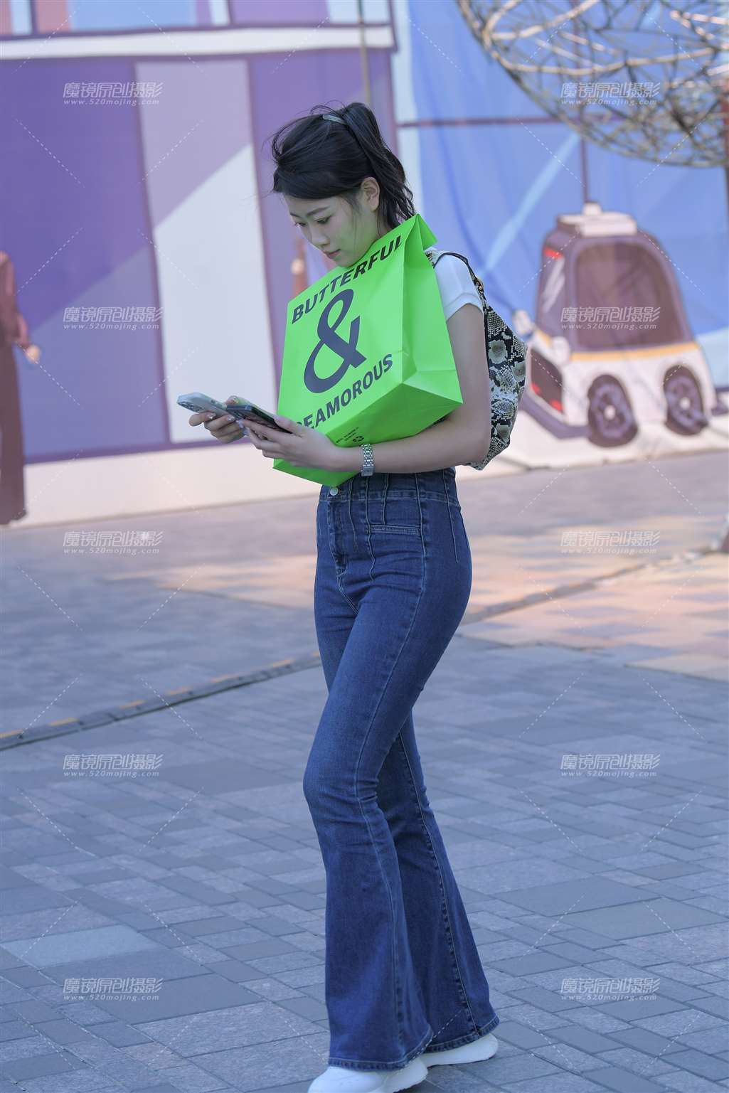 图片[1]-恬静的牛仔裤美女-街拍流行馆