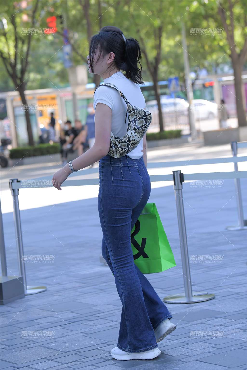 图片[3]-恬静的牛仔裤美女-街拍流行馆