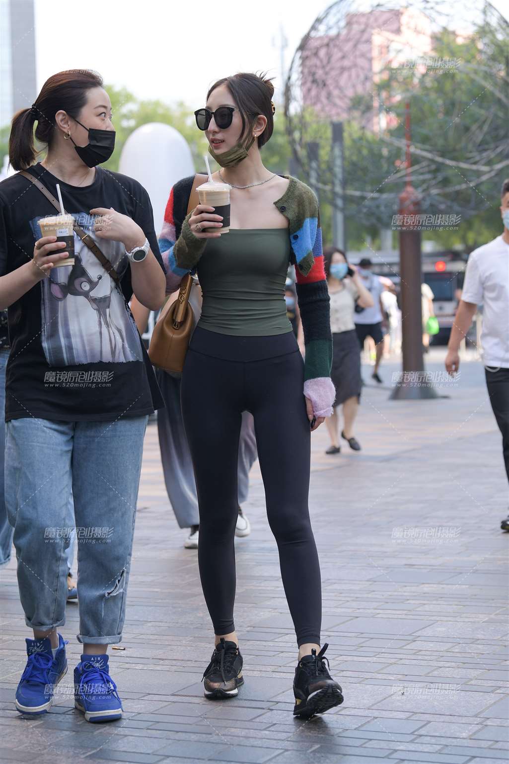图片[4]-复古条纹小衫、黑色瑜伽裤美女-街拍流行馆