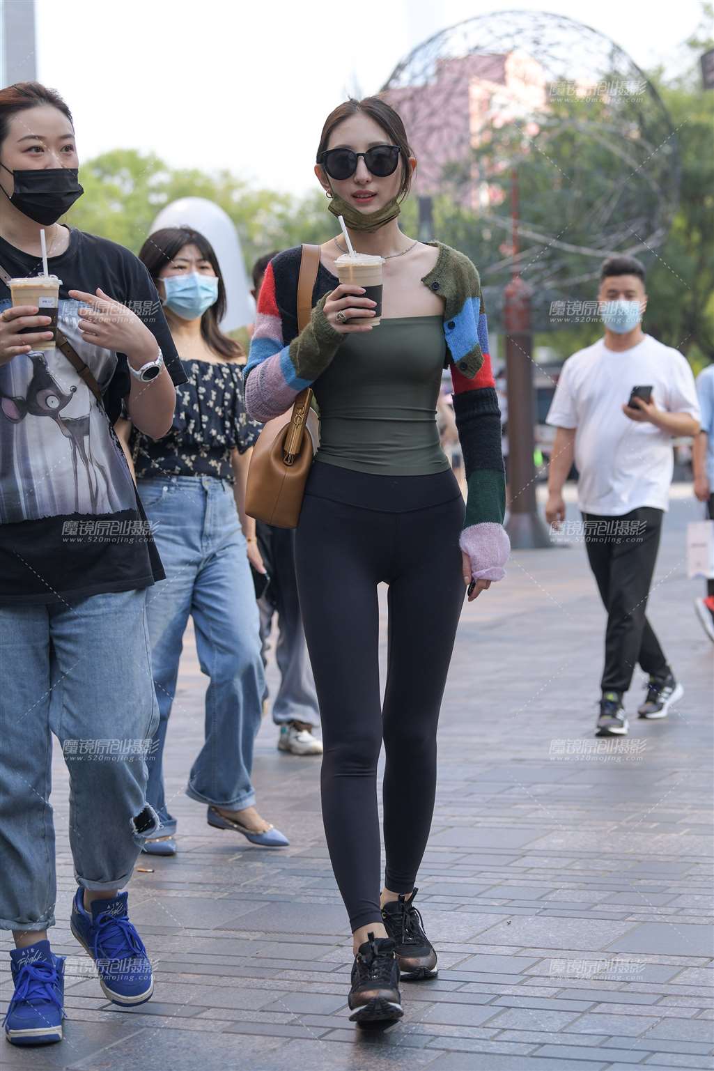 图片[5]-复古条纹小衫、黑色瑜伽裤美女-街拍流行馆